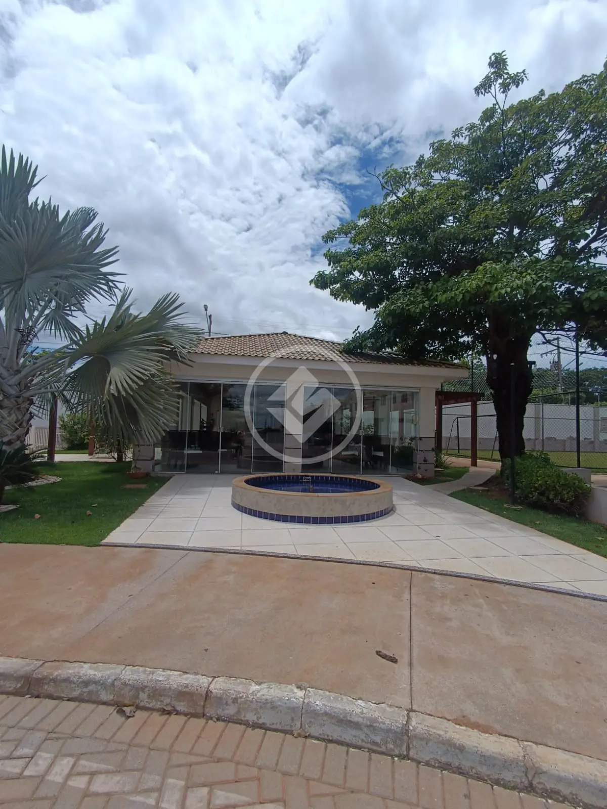 VENDE-SE Sobrado condomínio Solar das Torres quatro quartos reformada. R$ 1.100.000,00.