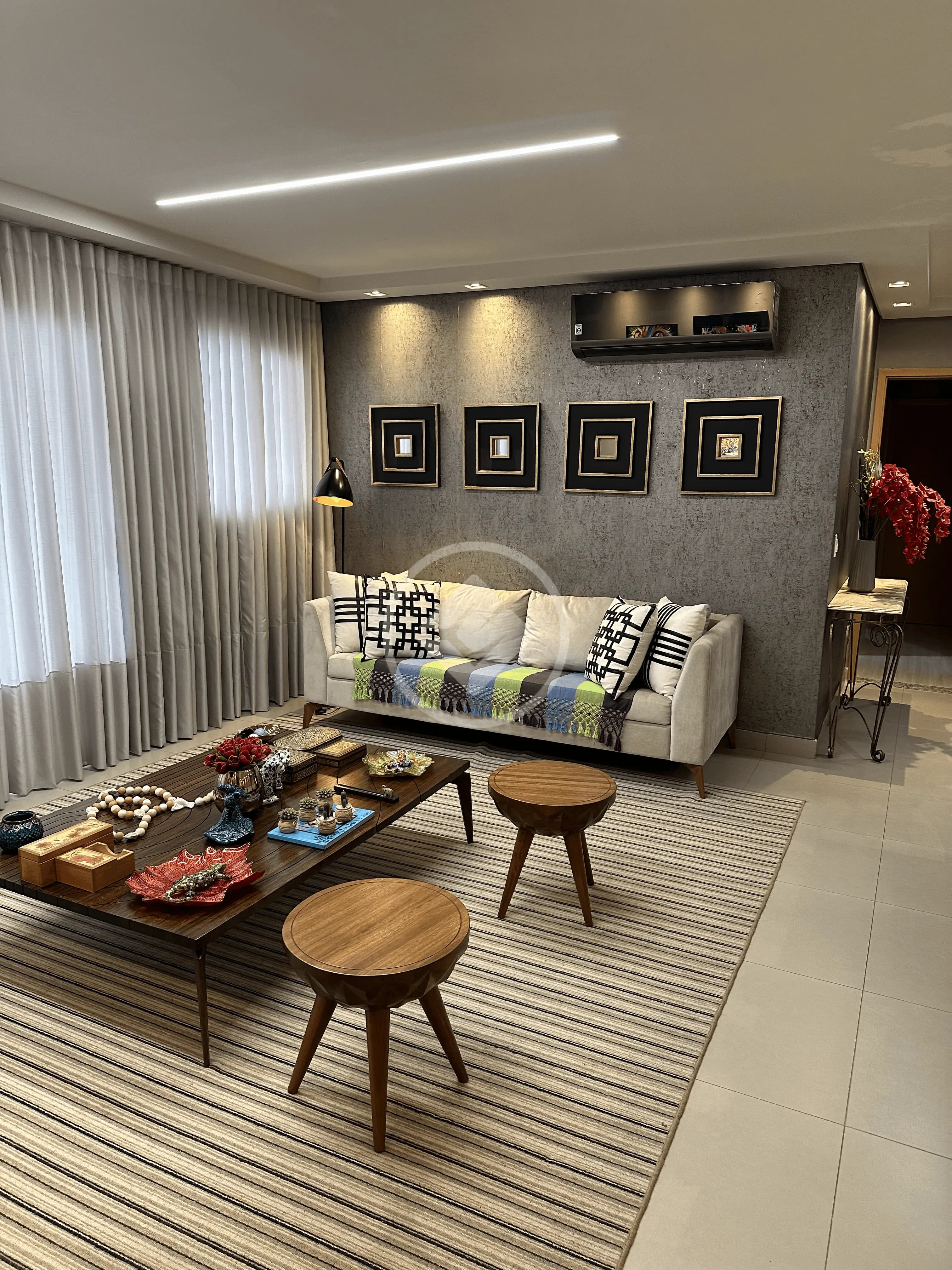 Lindo apartamento de 155m2, 3 suítes, sala para 2 ambientes, sala de TV, cozinha completa com Planejados, lavabo, Planejados em todos os ambientes, 2 vagas da garagem, despensa ,ar condicionado em todos os ambiente, depósito na garagem,