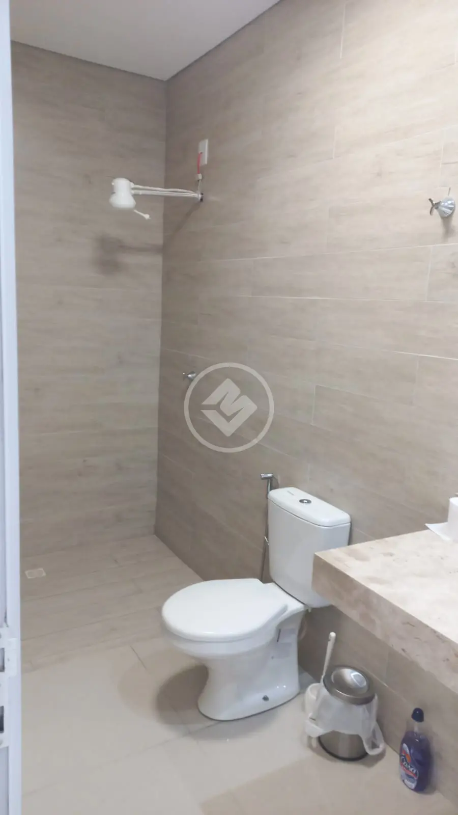 *Fundos* Área Gourmet com: 01 Suíte Espaço Gourmet Bancada com Fogão Cooktop Churrasqueira Fogão e forno a lenha *Frente* 01 Suíte Master com closet 02 quartos solteiro 01 banheiro social Cozinha ampla Sala Área de lazer Despensa Área de serviço Garagem Caixa d'água de 5.500 L Toda de laje Usina Solar