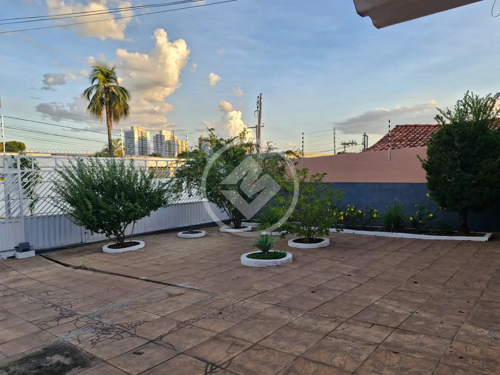 Casa térrea no Jardim Cuiabá. Com 4 quartos, sendo 2 suítes. R$ 1.200.000,00. Cuiabá-MT
