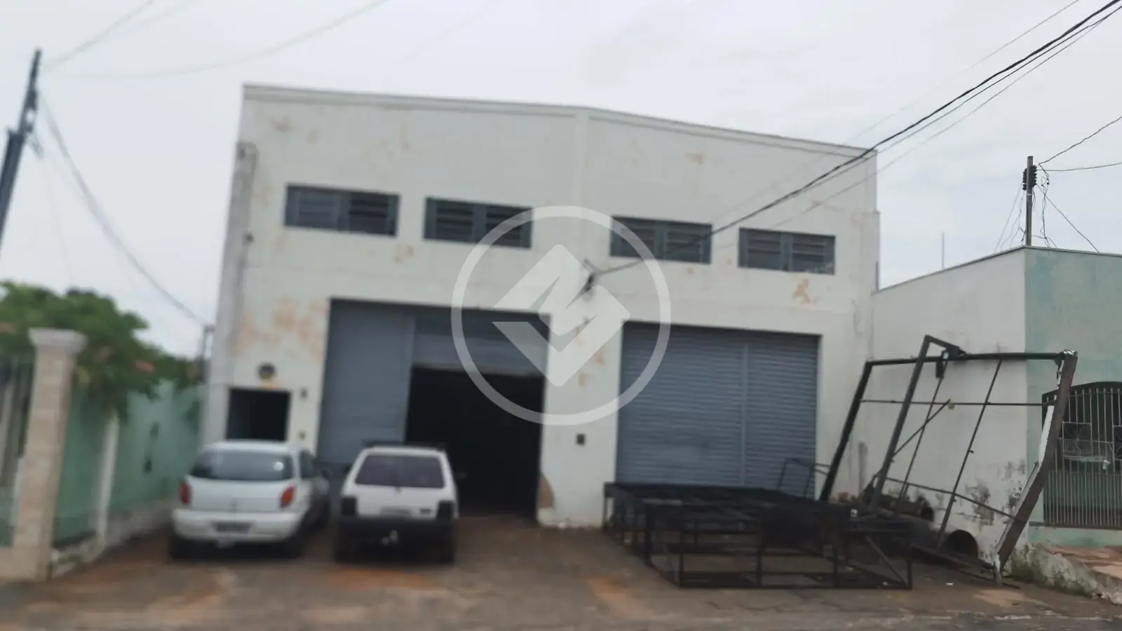 Barracão no Bosque da Saúde II com 300m2 de área construída mais mezanino de 120m2, 4 vagas na frente. Excelente localização a 100m da Av dos Trabalhadores.