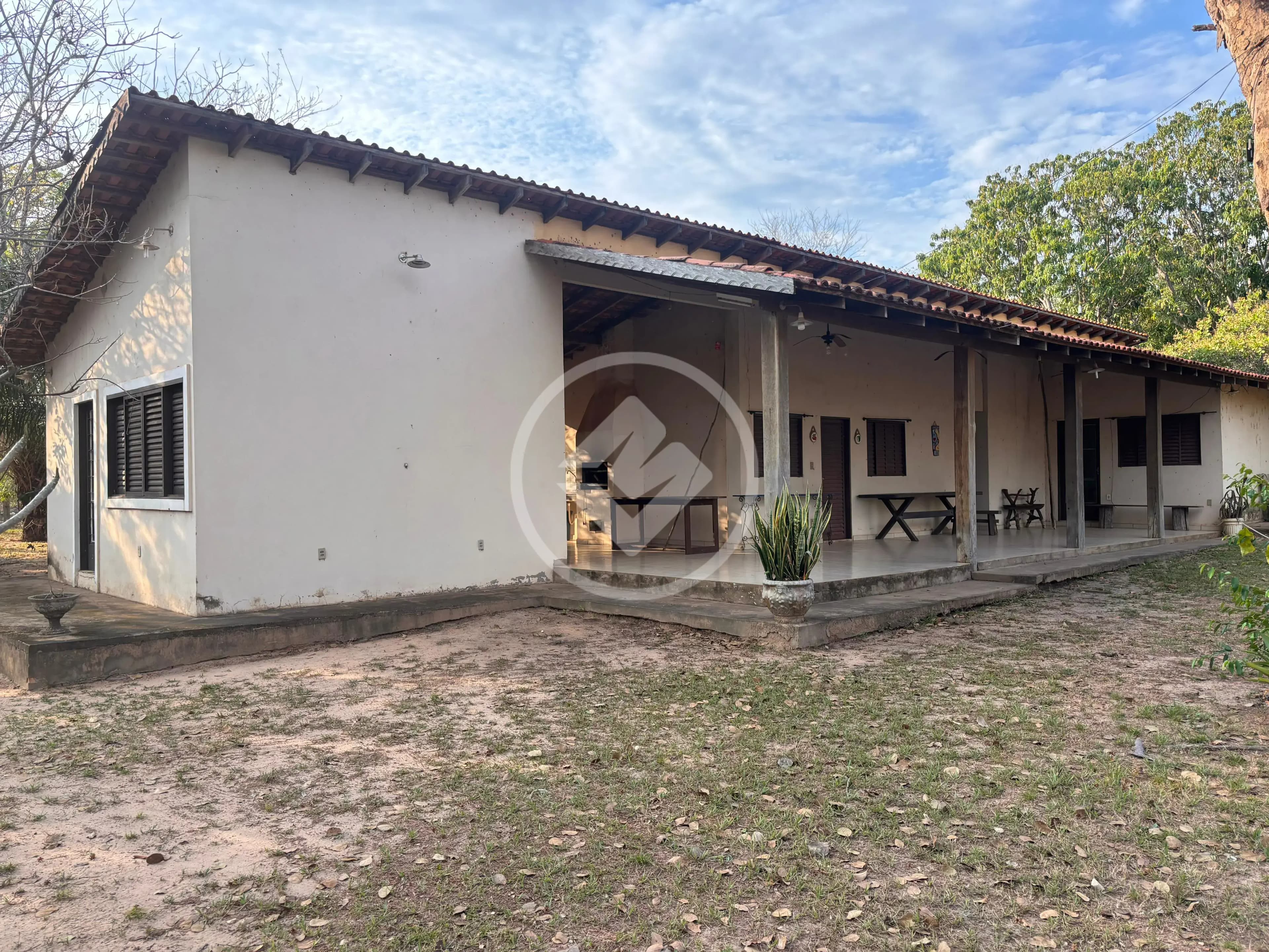 📍 Localização A apenas 10 minutos da rotatória de Santa Rosa, em área tranquila e de fácil acesso. 🏡 Sobre o imóvel Área total: 20.712 m² Frente: 52 m Fundo: 53,90 m Lado direito: 384 m Lado esquerdo: 419 m Acesso direto ao Rio Cuiabá 42 pés de manga plantados 16 pés de cajueiro 3 quartos Cozinha ampla Sala espaçosa Varanda Churrasqueira Terreno amplo, com potencial para lazer, chácara produtiva ou investimentos futuros 🔄 Permuta Aceita permuta por apartamento.