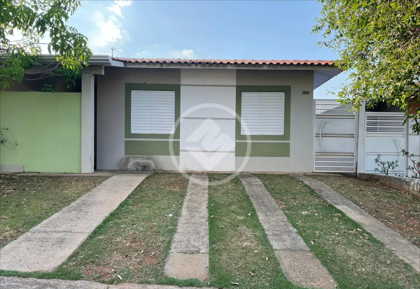 Temos uma ótima opção no Condomínio Rio Coxipó. 📍 Valor de venda: R$ 550.000 🚗 Negociação: aceita veículo como entrada 🏦 Aceita financiamento A casa oferece: • 3 quartos, sendo 1 suíte • 2 banheiros • Quintal amplo — espaço excelente para construir, ampliar, fazer área gourmet, jardinagem… é totalmente flexível para qualquer projeto • 2 vagas de garagem na parte da frente O condomínio conta com área de lazer completa, portaria 24 horas, segurança e está praticamente todo cercado e murado, trazendo mais tranquilidade para quem mora ali.