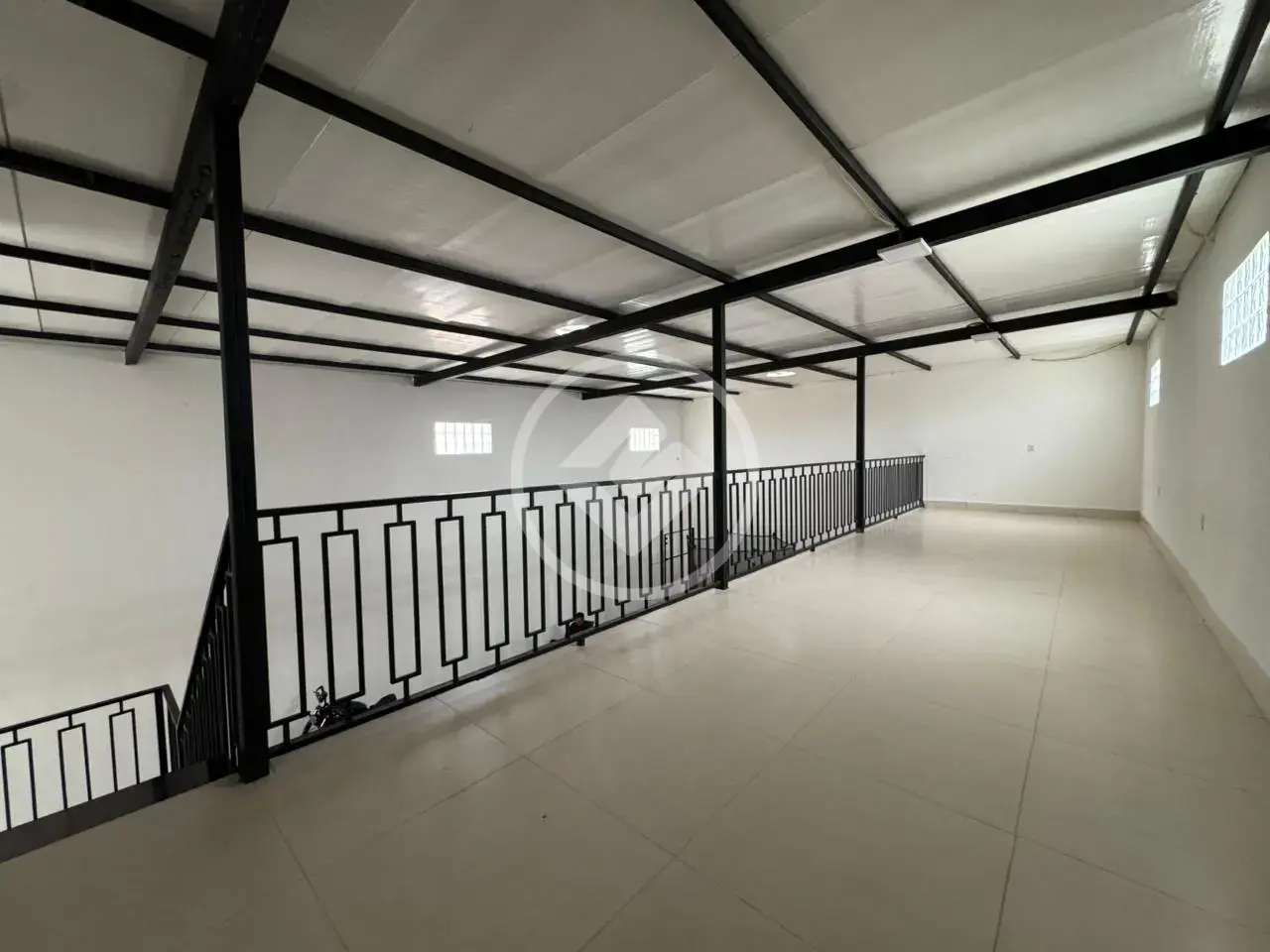 🏢 Ponto Comercial NOVO à Venda – Bairro Santa Terezinha 📏 280 m² de área construída, recém-construído, com telha isotérmica e dois ventiladores eólicos, garantindo conforto térmico e excelente circulação de ar. 🔒 Infraestrutura eletrônica completa, com automação via Bluetooth e comando direto pelo celular. 📹 Pontos de câmeras de segurança já pré-instalados (as câmeras foram retiradas). ✨ Ambiente novo, moderno e extremamente versátil, ideal para: • Salão de festas • Espaço para eventos • Academia • Estúdios • Escritórios e comércios em geral ⬇️ Piso Térreo – 200 m² • Área ampla e multifuncional • 1 banheiro • Porta automatizada via Bluetooth, controlada pelo celular ⬆️ Piso Superior • Mezanino de 40 m² • 2 salas comerciais independentes • 1 banheiro • Sala de arquivos 📍 Localização estratégica no Santa Terezinha, com fácil acesso e excelente visibilidade. 💰 Investimento: R$ 560.000,00 🔄 Aceita até metade do valor em terreno ou carro 📩 Propostas serão analisadas.