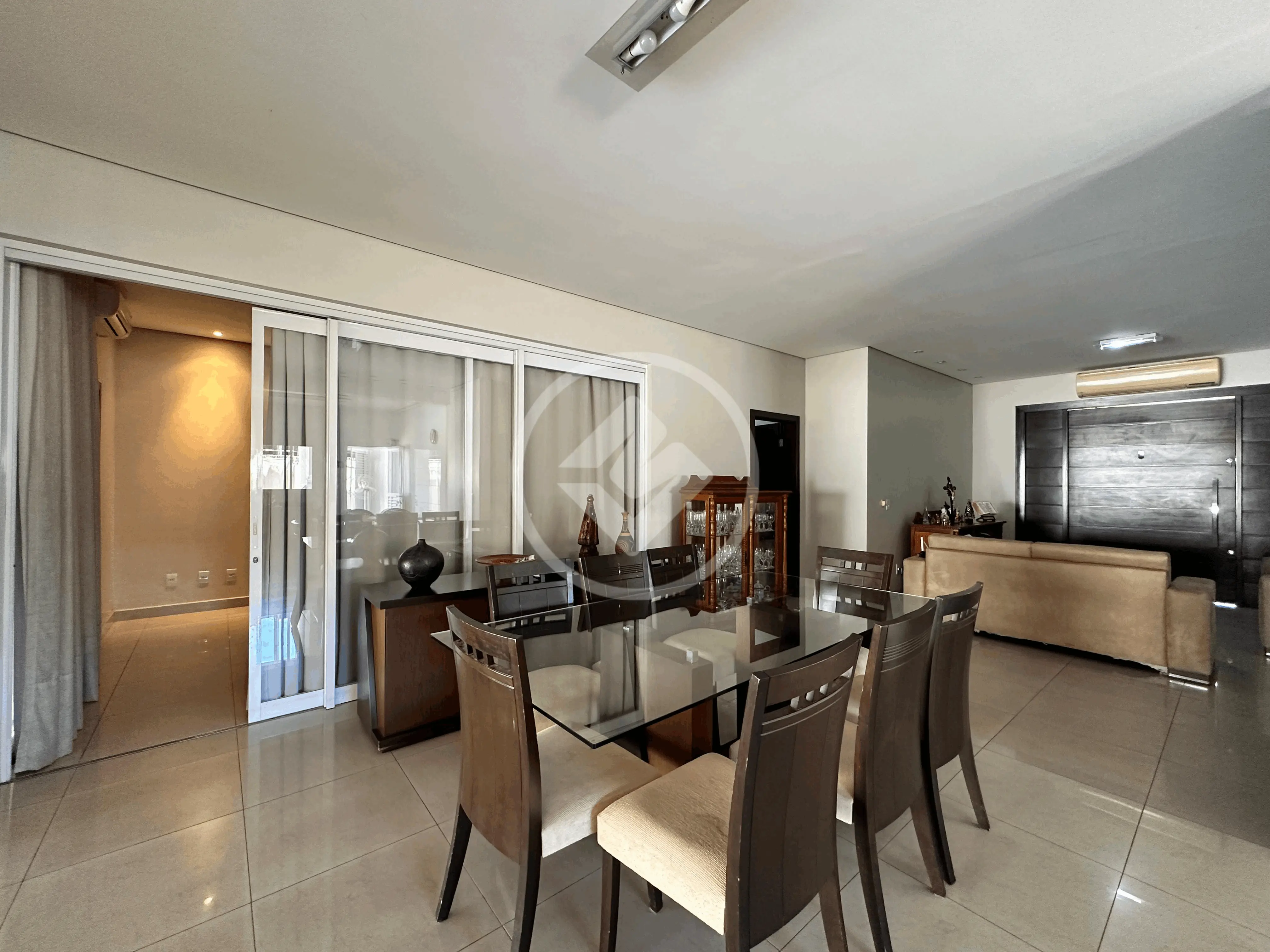 Casa térrea à venda com 3 suites, amplo quintal com espaço gourmet no Residencial Jardim Italia II, Cuiabá MT R$2.000.000,00