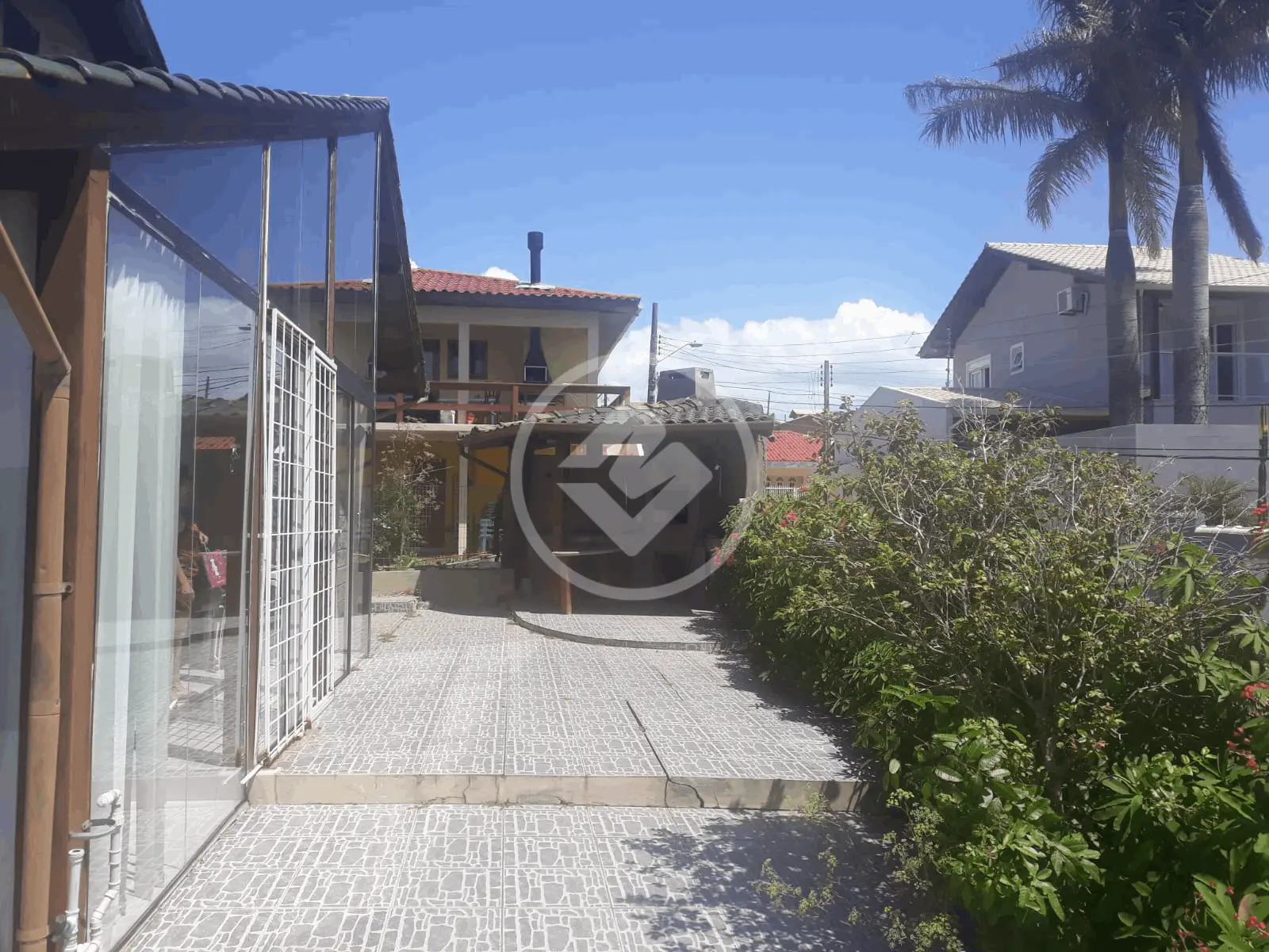 MD/casa super espaçosa de esquina nos ingleses, com 493 metros quadrados de área total, com 4 quartos sendo 2 suítes com closet, 3 vagas cobertas de garagem, com vista para o mar do santinho