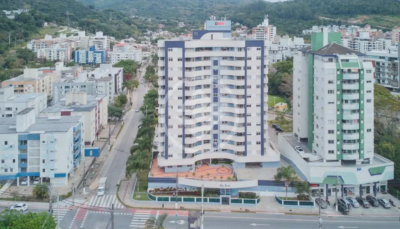Charmoso apartamento no Córrego Grande – 2 quartos, suíte e 1 vaga