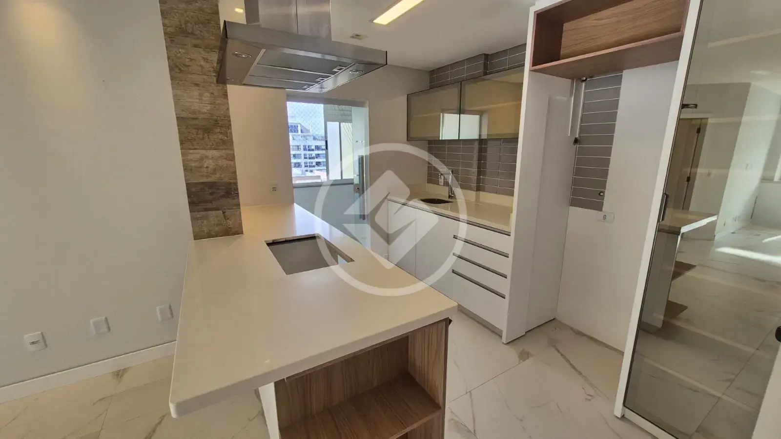 Orla de Coqueiros | Apartamento Reformado com Suíte, Churrasqueira e Vaga Coberta