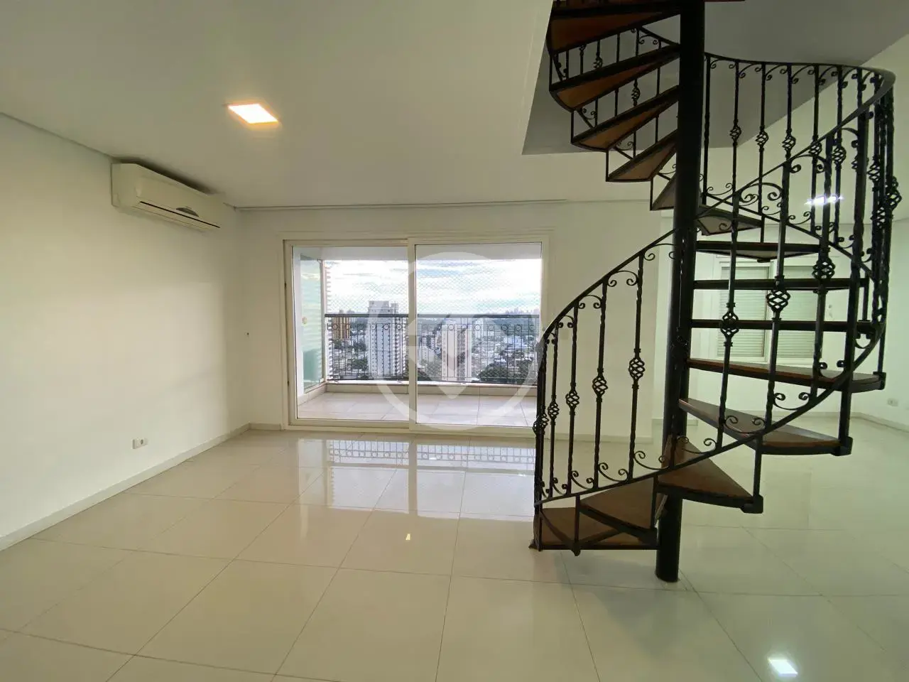 Oportunidade! Cobertura Duplex no Centro da Cidade à Venda