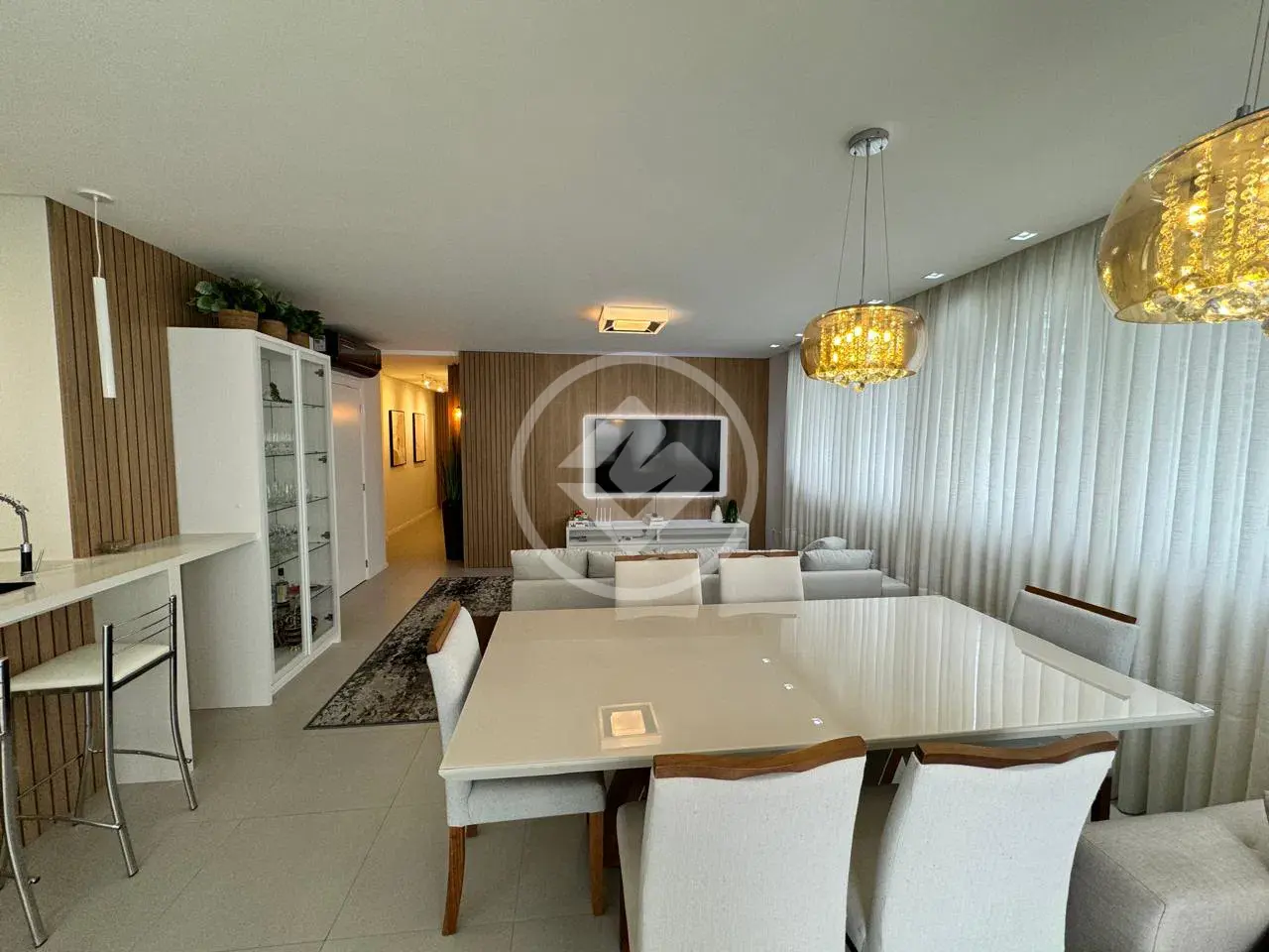 Apartamento alto padrão mobiliado, apenas 190 metros do mar
