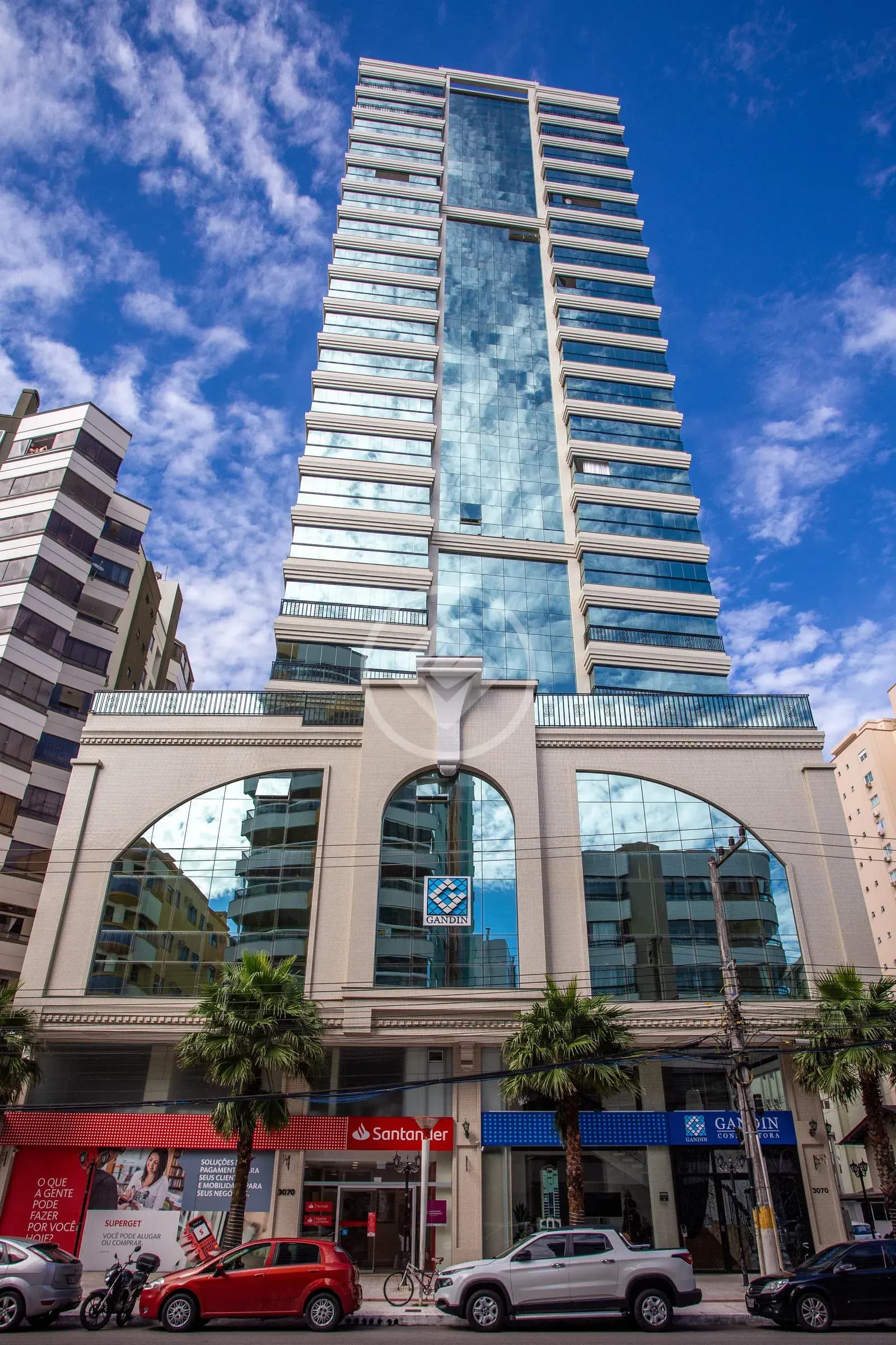 Apartamento finamente mobiliado em Meia Praia a 100 metros do mar