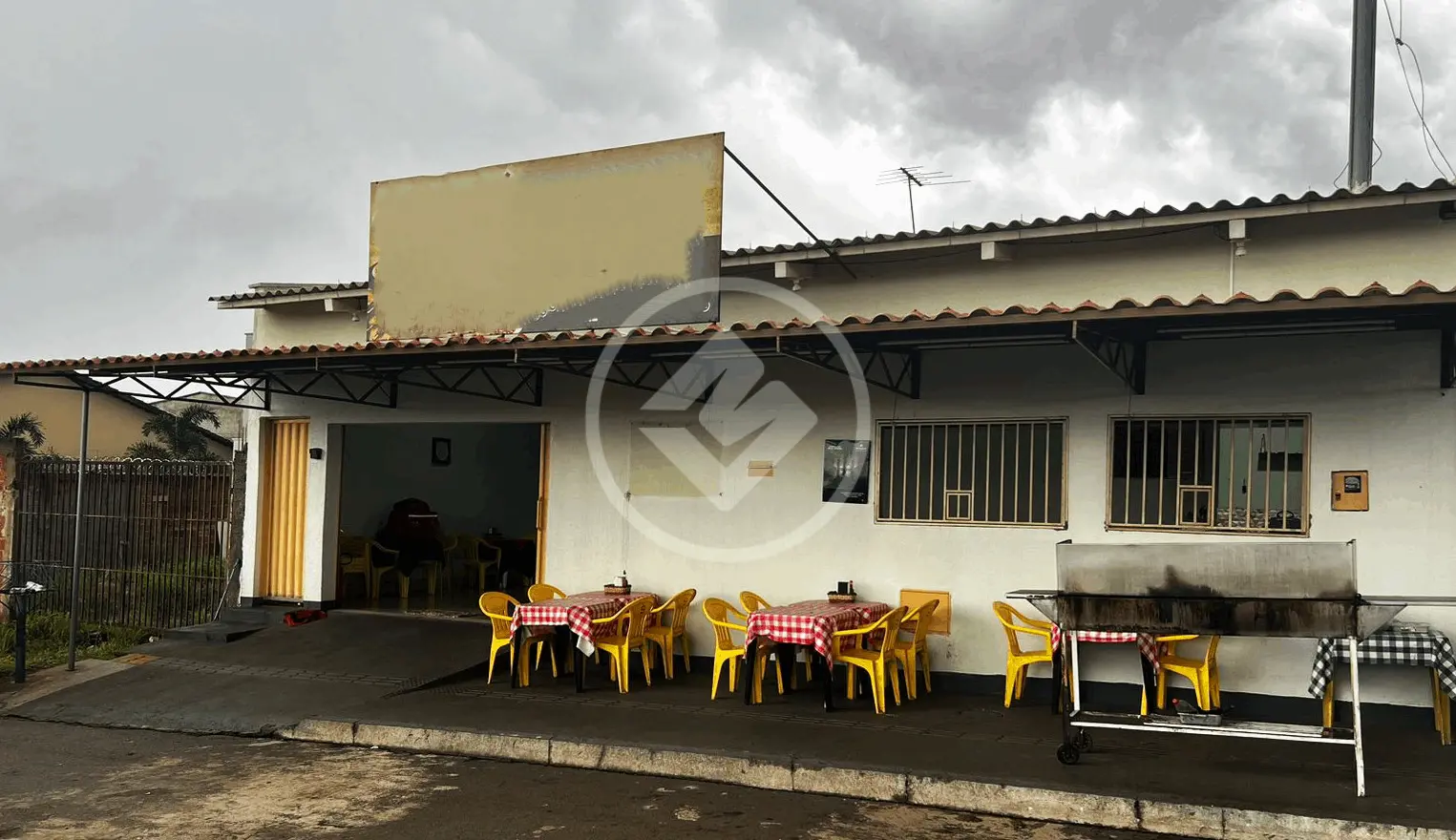 Casa com ponto comercial a venda no Setor Faiçalville, com 3 quartos sendo 1 suíte.