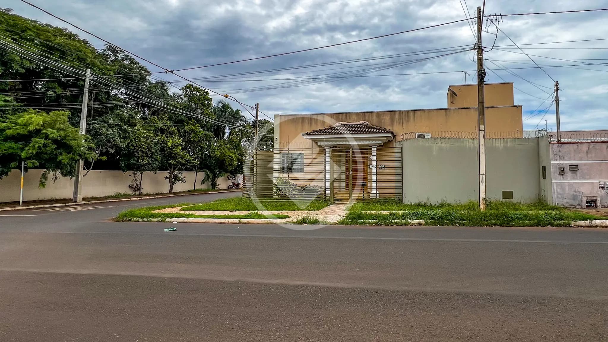 🏡 Vende-se Casa de Esquina na Vila Fátima!