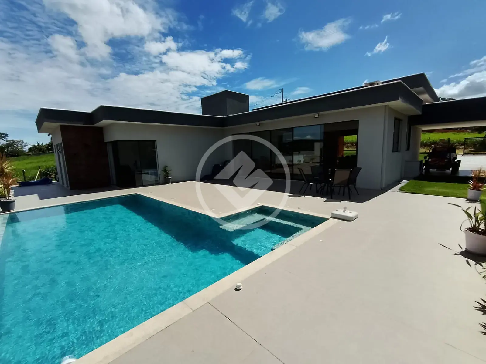 CASA MARAVILHOSA NO CONDOMINIO PARQUE DAS AGUAS SERRA MORENA , 48 KM DE BH 4 QUARTOS 1 SUITE MASTER COM CLOSET E HIDROMASSAGEM, 2 SEMI SUITE LOTE 1216 M2 ESQUINA COM VISTA DEFINITIVA PARA AS MONTANHAS