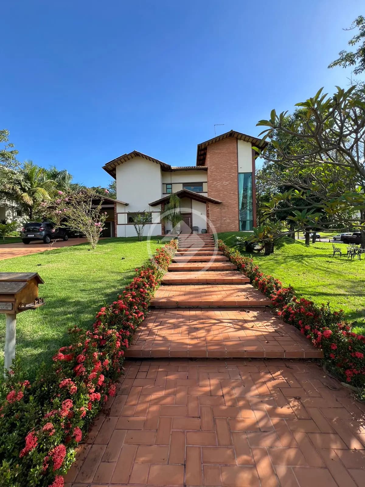 REF: OFFICE2705 Sobrado no Aldeia do Vale, sendo 4 suítes, com 371m², Goiânia-GO