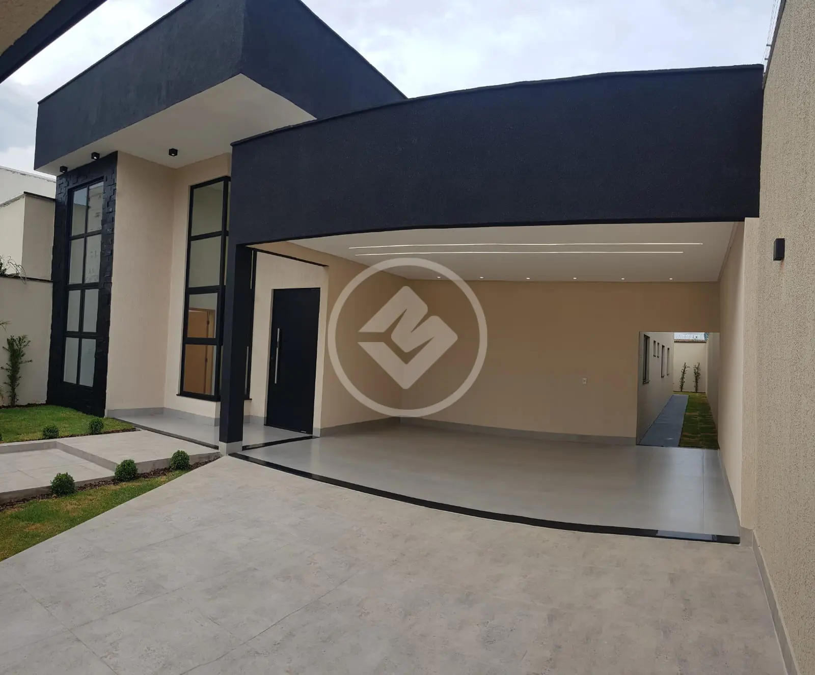 REF: Office2466 Casa no Moinho dos Ventos, sendo 3 suítes com 196m², Goiânia-GO