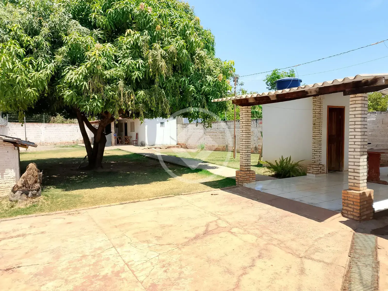 CASA COM 710 METROS QUADRADOS