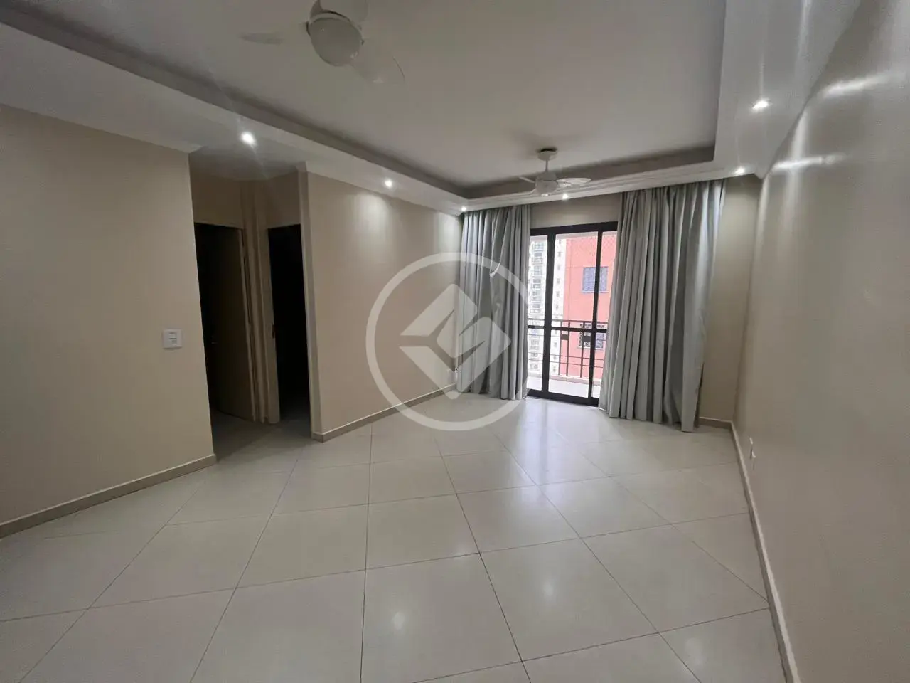 Apartamento à venda, 75m2, 3 dorms, 1 suíte, 2 vagas, andar alto.