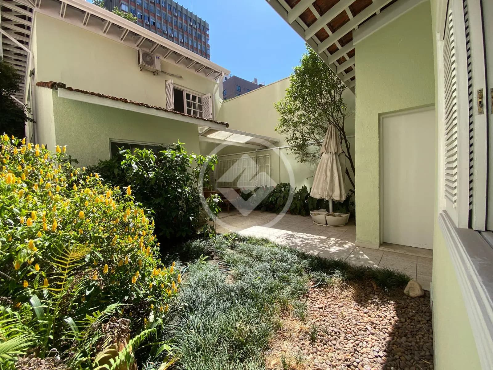 Vendo casa em Itaim Bibi com 165m², Ambientes amplos, Edícula, Terraço Coberto, 3 dormitórios, Ar-Condiconado, 2 vagas