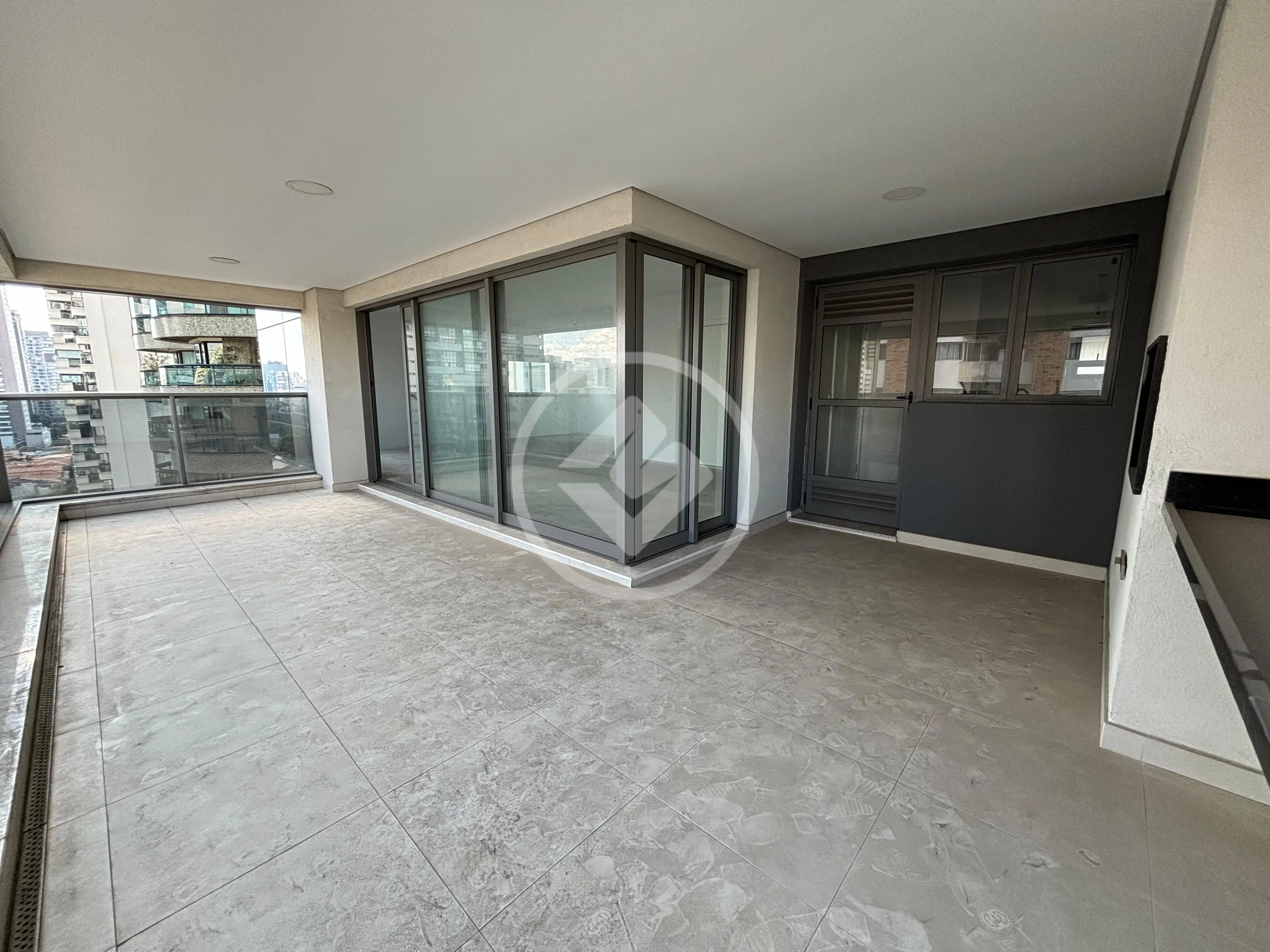 Vendo Apartamento no Campo Belo, 192 m², 3 Suítes, 4 Vagas de Garagem, Alto Padrão.