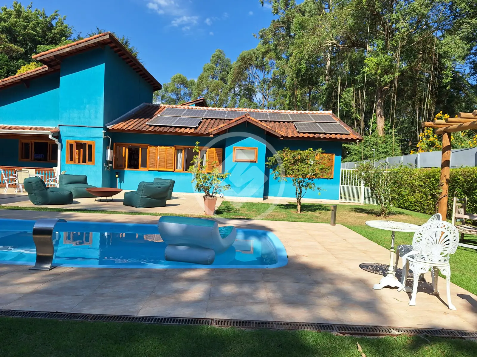 Casa Terrea em Condominio fechado com Piscina em Cotia