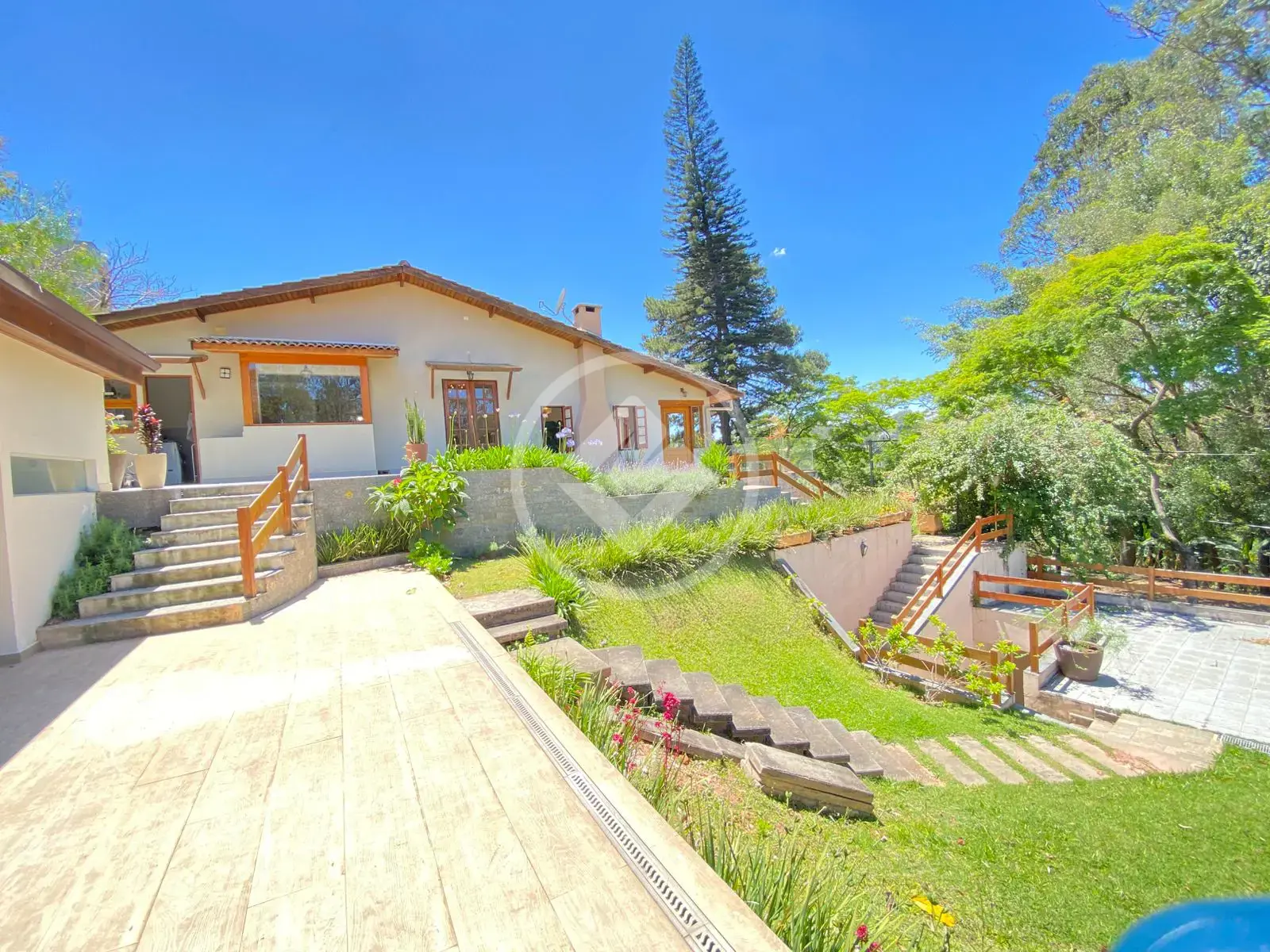 Casa no coração da Granja Viana com Privacidade e Vista panorâmica para area de preservação - Com 3 Suites
