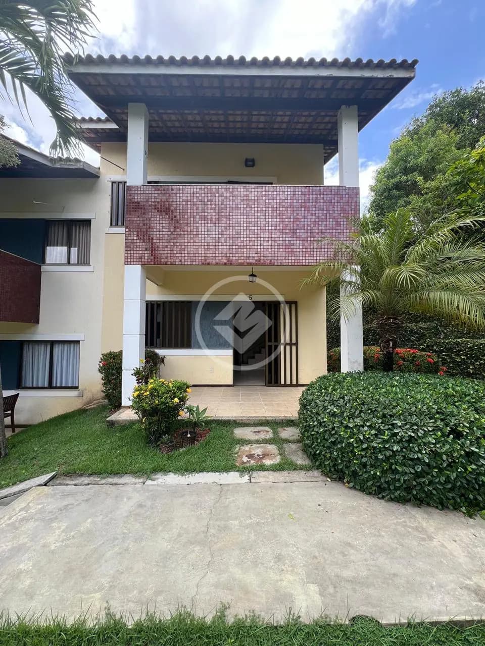 vende-se casa em condominio 3/4 sendo 1 suíte + dependência completa .