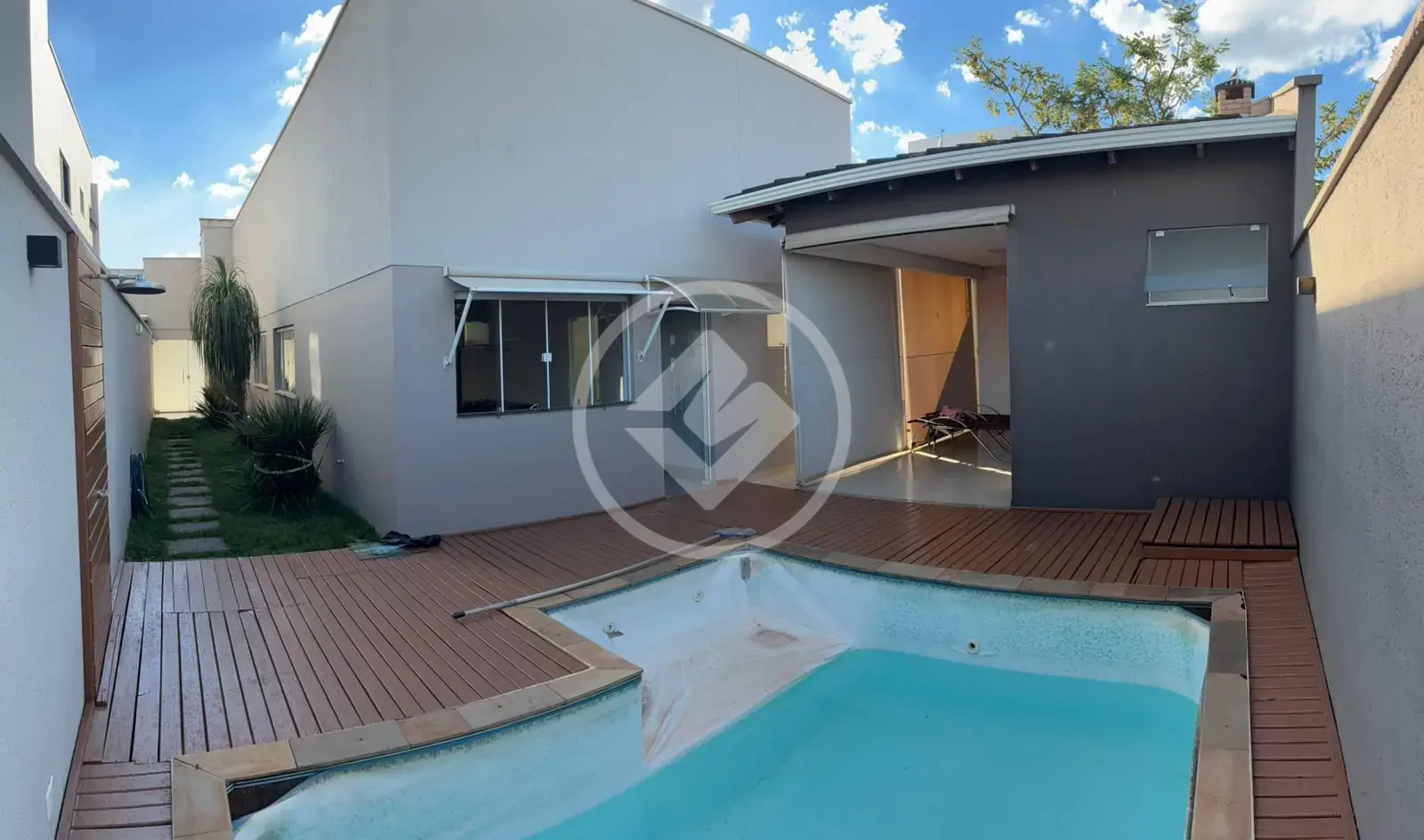 Casa em Condomínio à Venda com 3 Quartos, sendo 3 Suítes - 210m² - Laranjeiras - Uberlândia/MG
