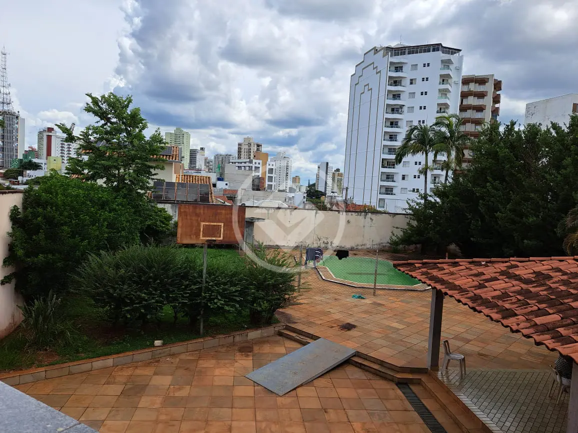 Sobrado à venda com 4 Quartos, sendo 3 Suítes – 1550 m² - Martins - Uberlândia/MG
