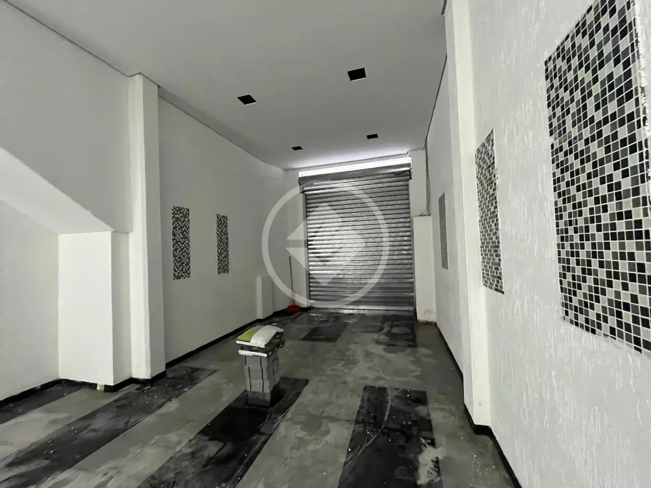 Ampla casa comercial.