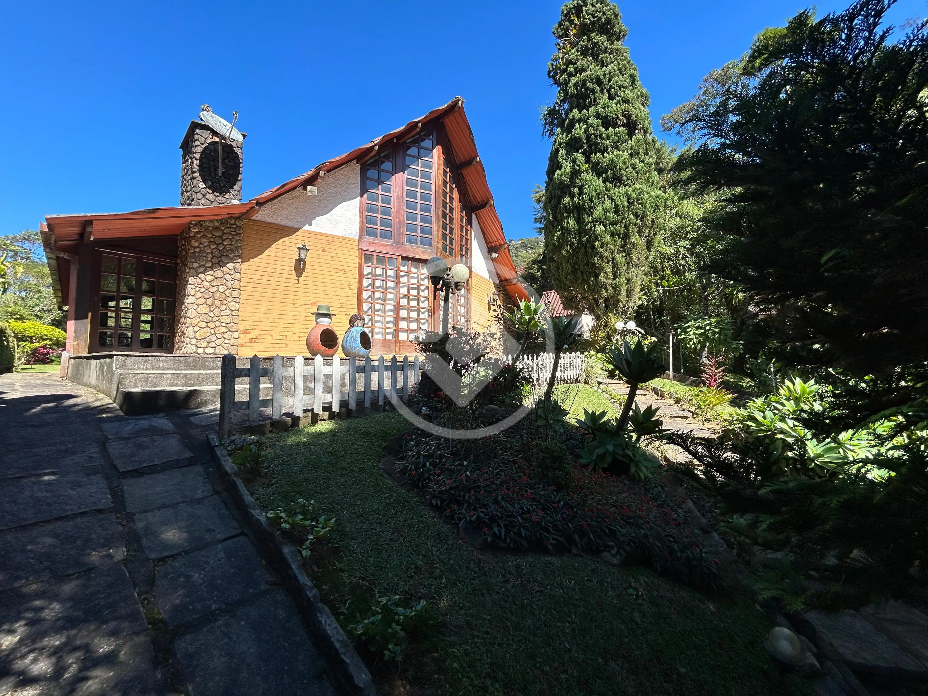 Casa à venda em condomínio no Comary por R$ 900.000 - Teresópolis | RJ.