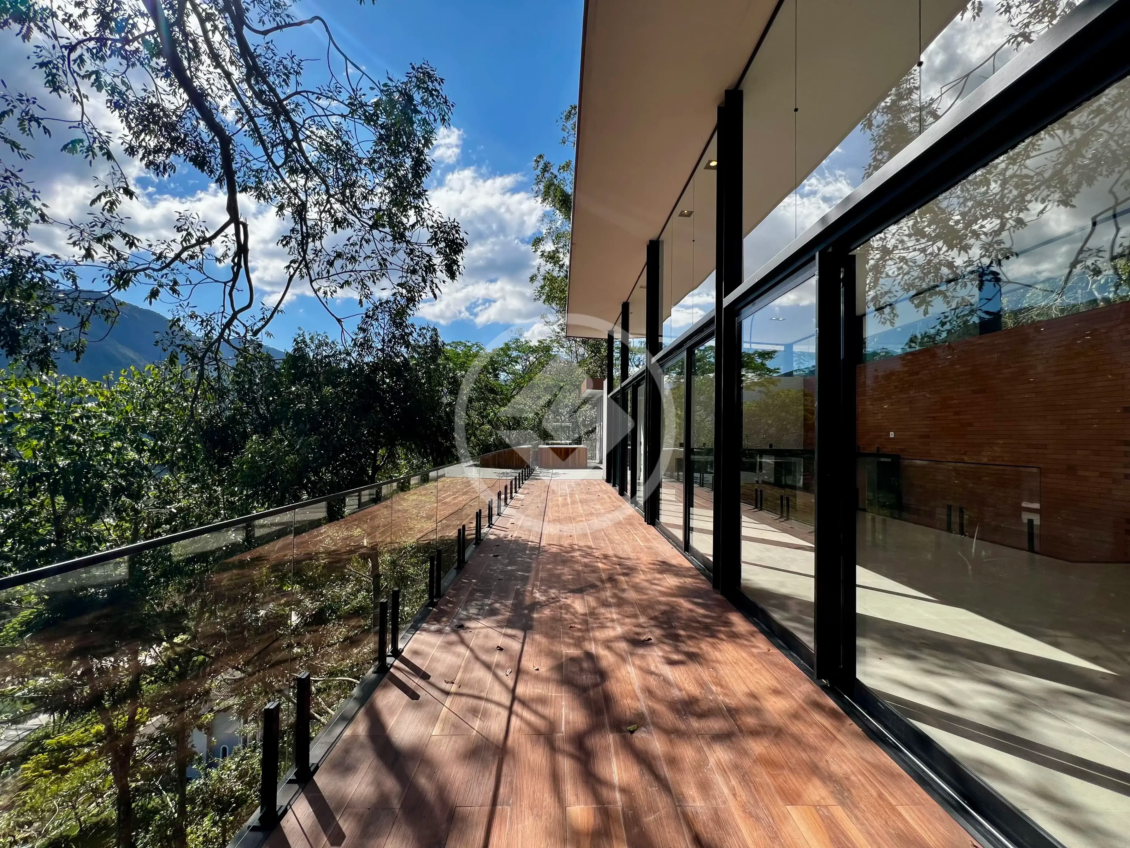 Casa de alto padrão com 5 suítes e 334m² por R$3.300.000,00 - Parque do Imbuí - Teresópolis/Rj