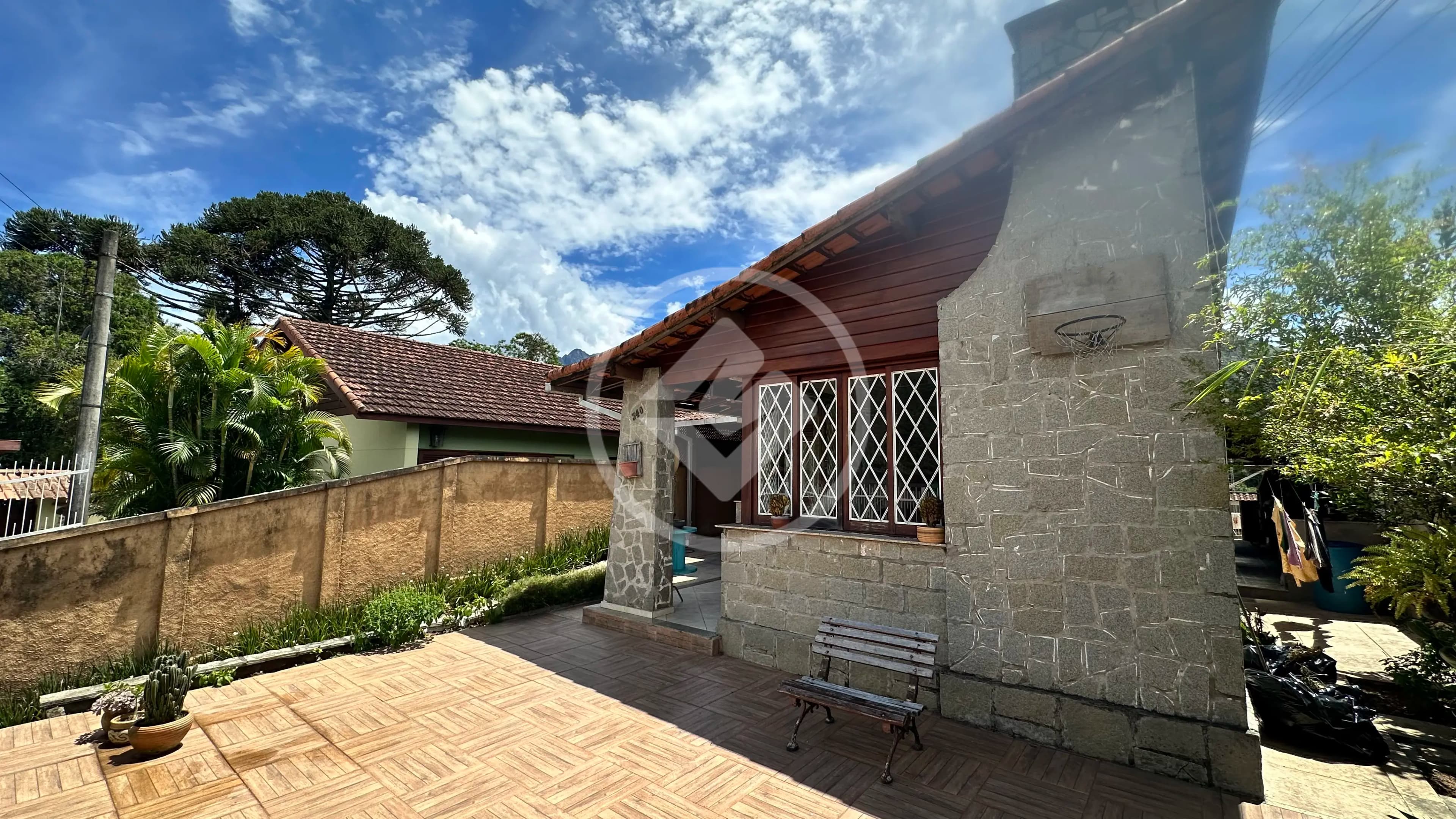 Casa com 4 quartos e 186m² à venda por R$ 950.000 - Jardim Cascata - Teresópolis/RJ
