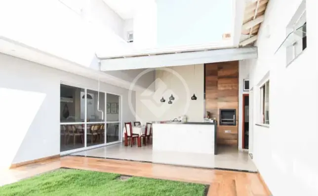 Sobrado à venda com 3 quartos, sendo 3 suítes – 230 m²- Novo Mundo- Uberlândia/MG