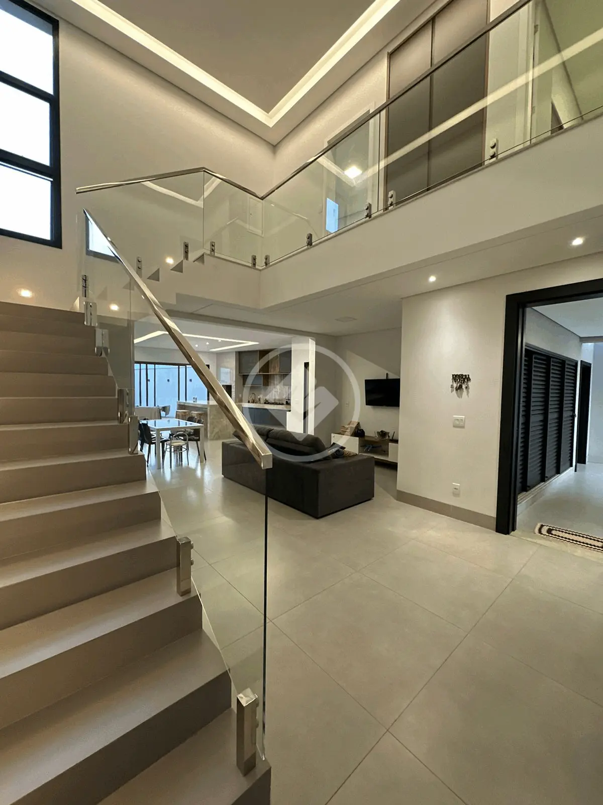 Sobrado em condomínio à venda com 3 quartos, sendo 3 suítes – 214 m²- Grand Ville - Uberlândia/MG