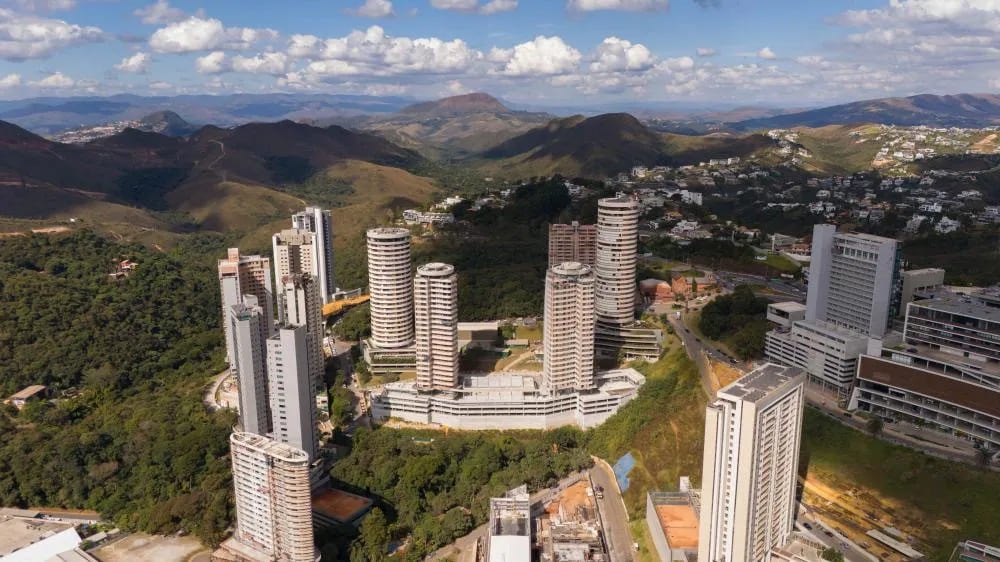 Vista aérea de Nova Lima e do Vale do Sereno — região do Aldea Vale do Sereno