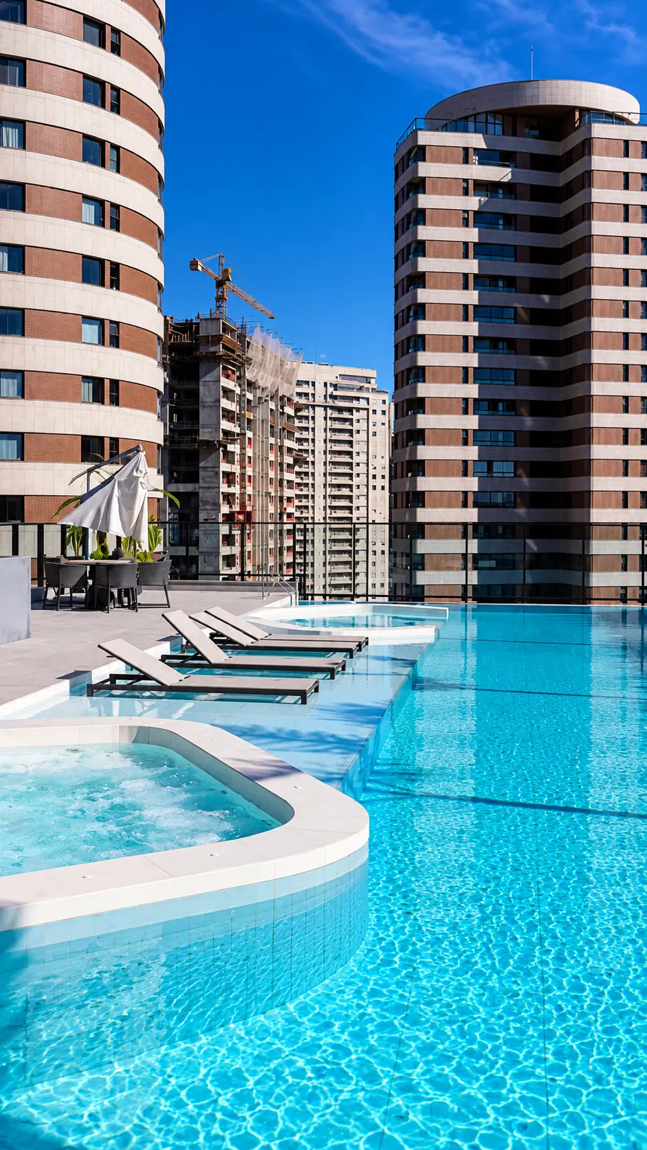 Piscina com borda infinita e SPA aquecido — Aldea Vale do Sereno, Nova Lima