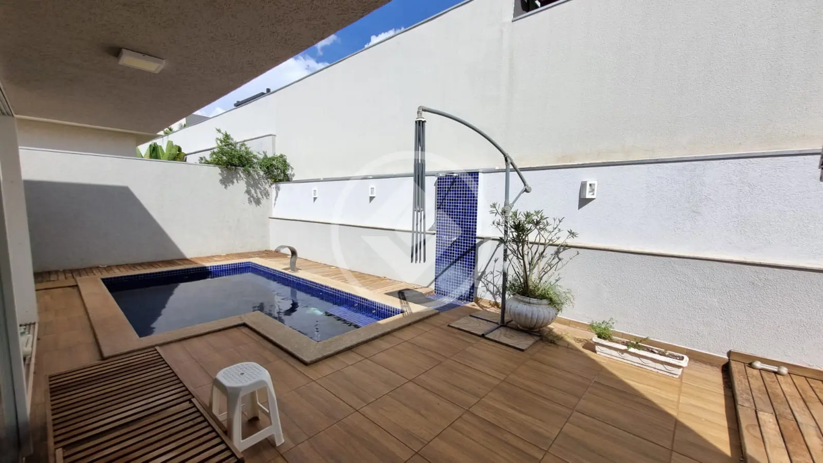 Casa em condominio com piscina