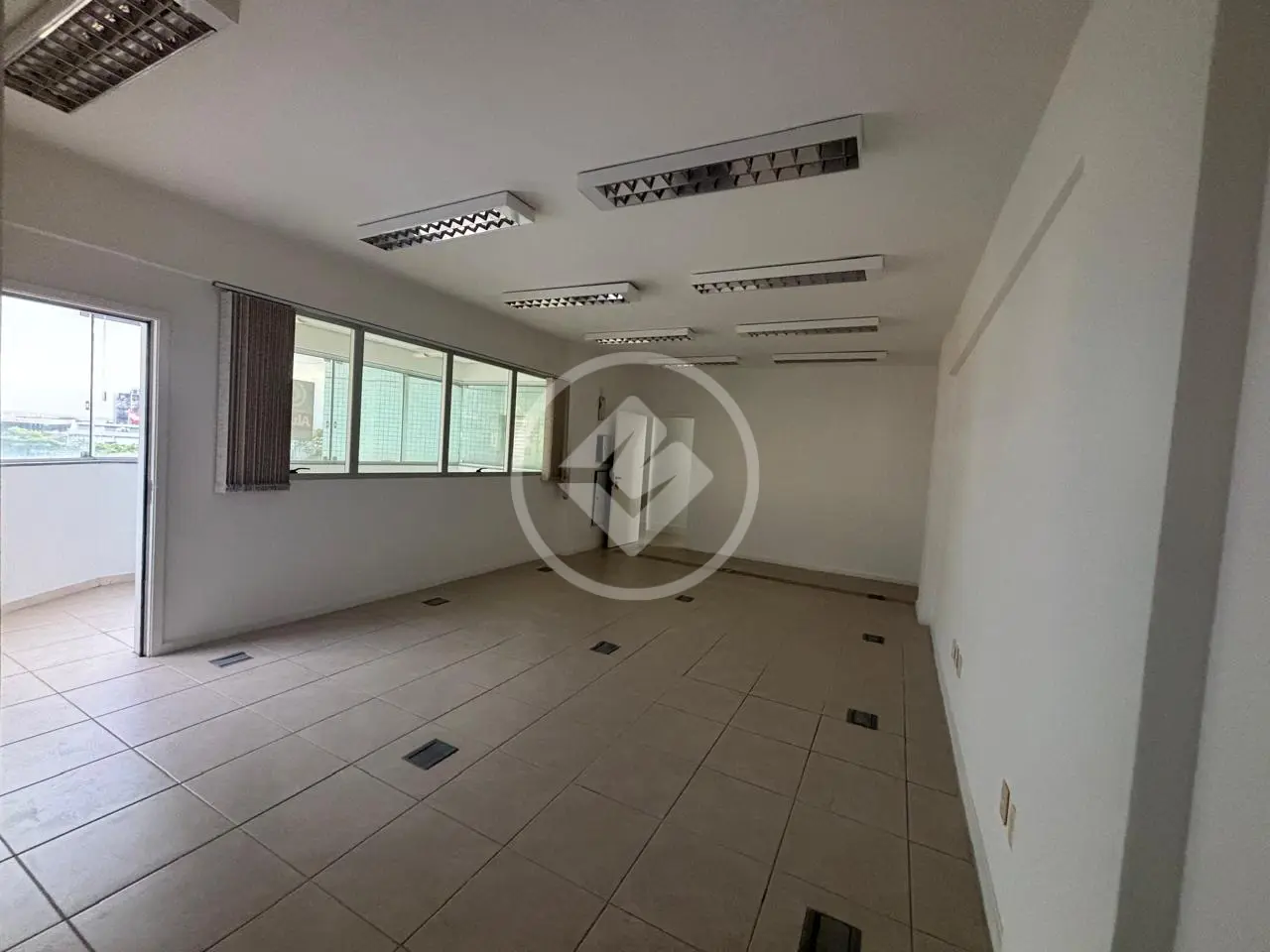 Sala comercial de 235 m² na Avenida Mauro Ramos, foto 14 de 15