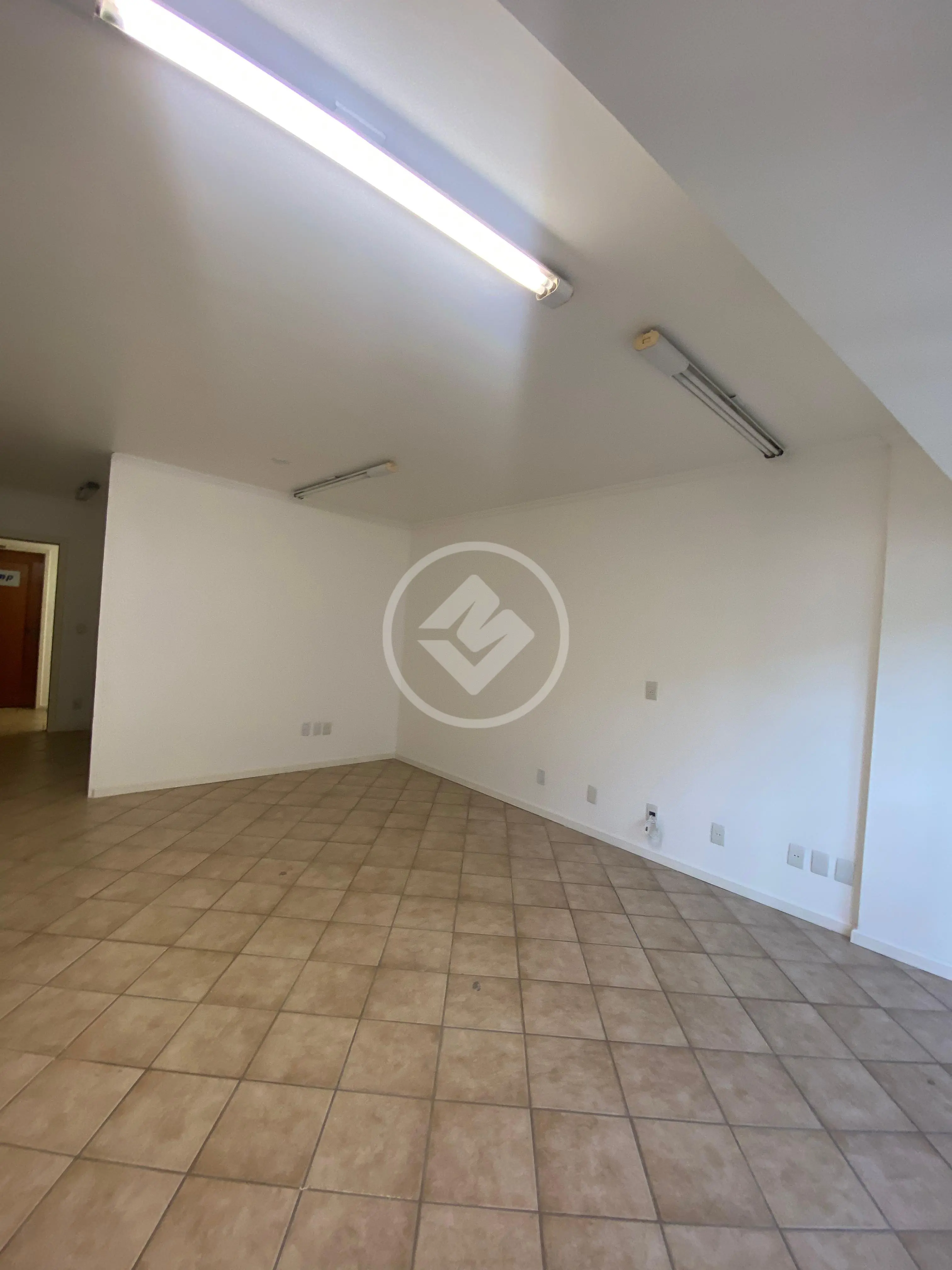 Sala comercial de 34 m² na Rua Felipe Schmidt, foto 7 de 11