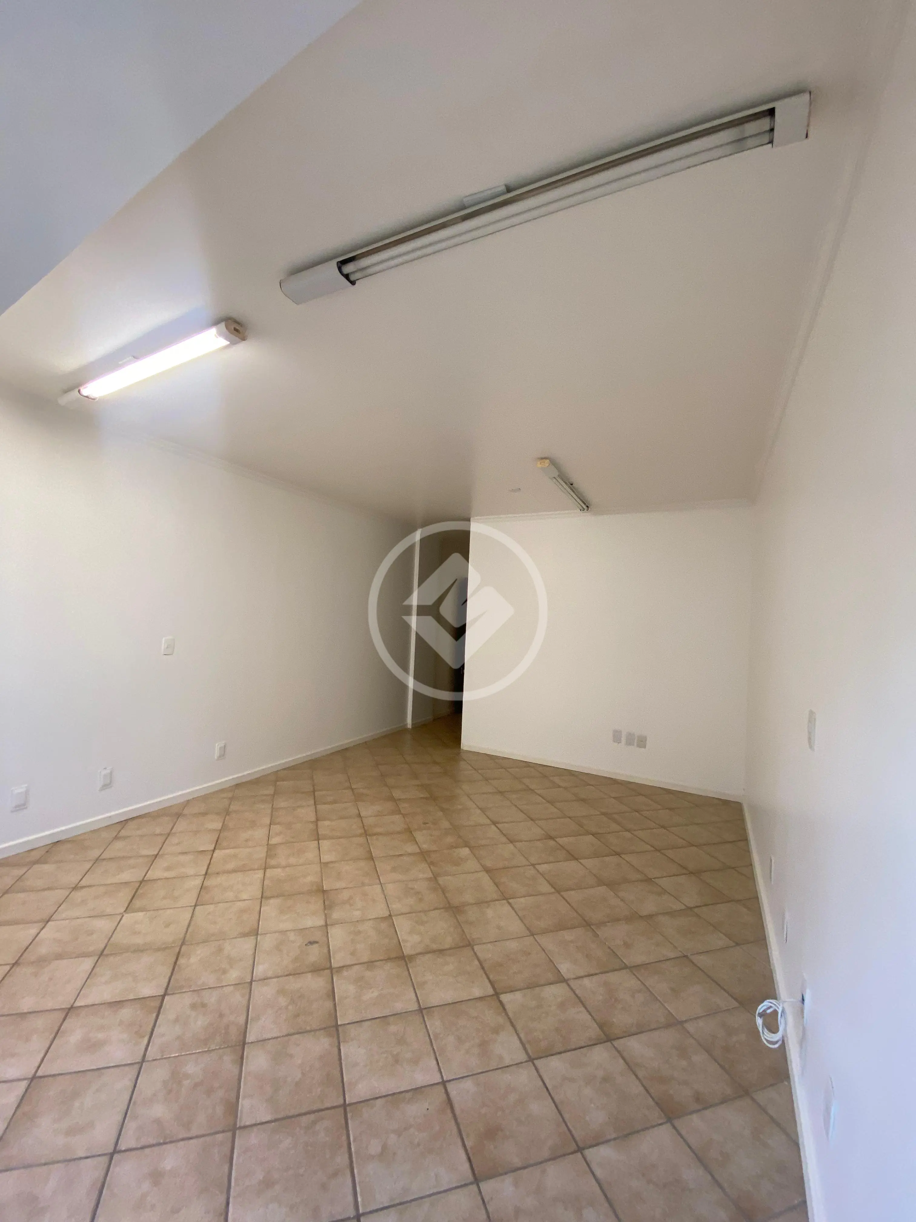 Sala comercial de 34 m² na Rua Felipe Schmidt, foto 9 de 11