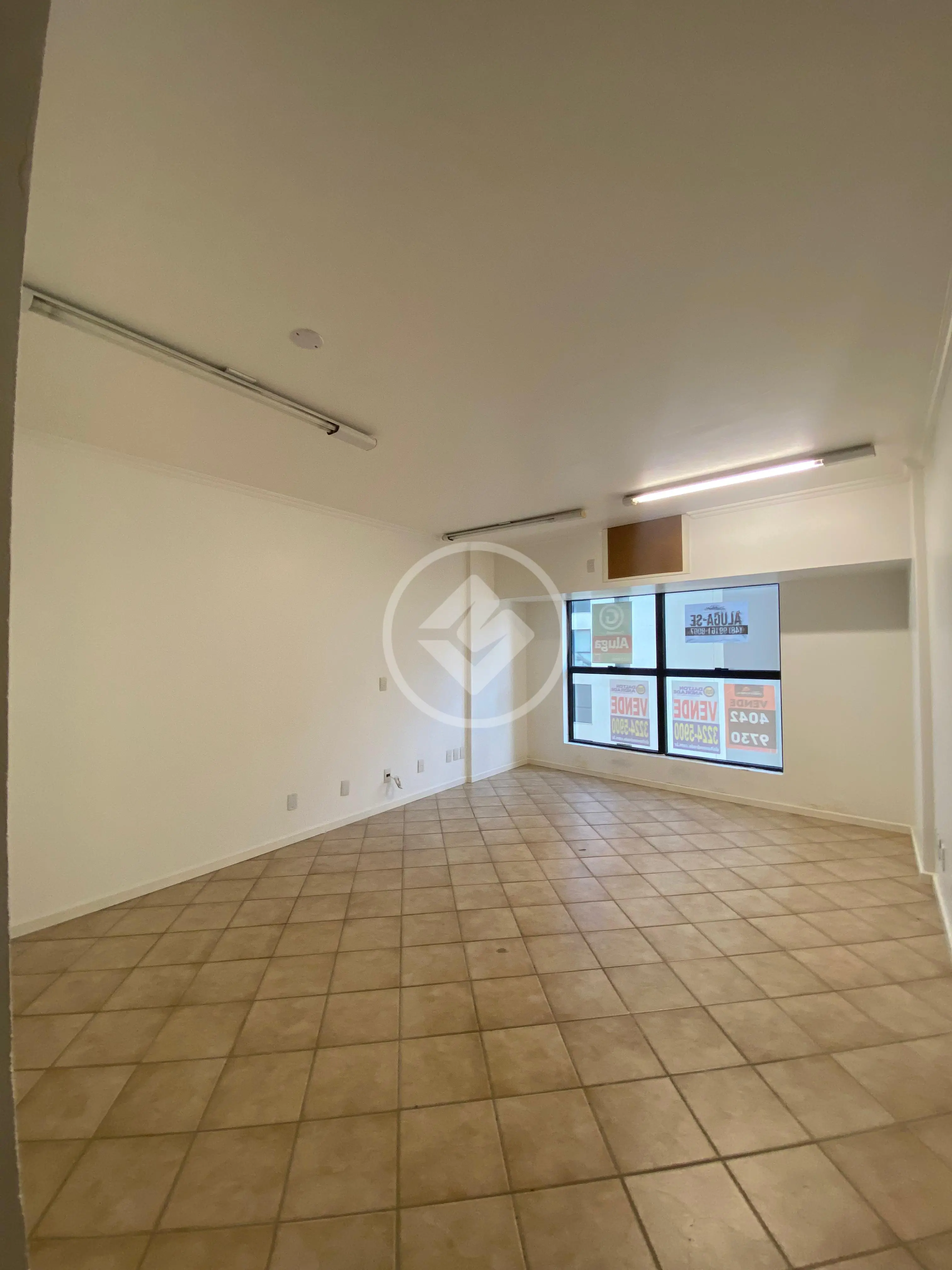 Sala comercial de 34 m² na Rua Felipe Schmidt, foto 8 de 11