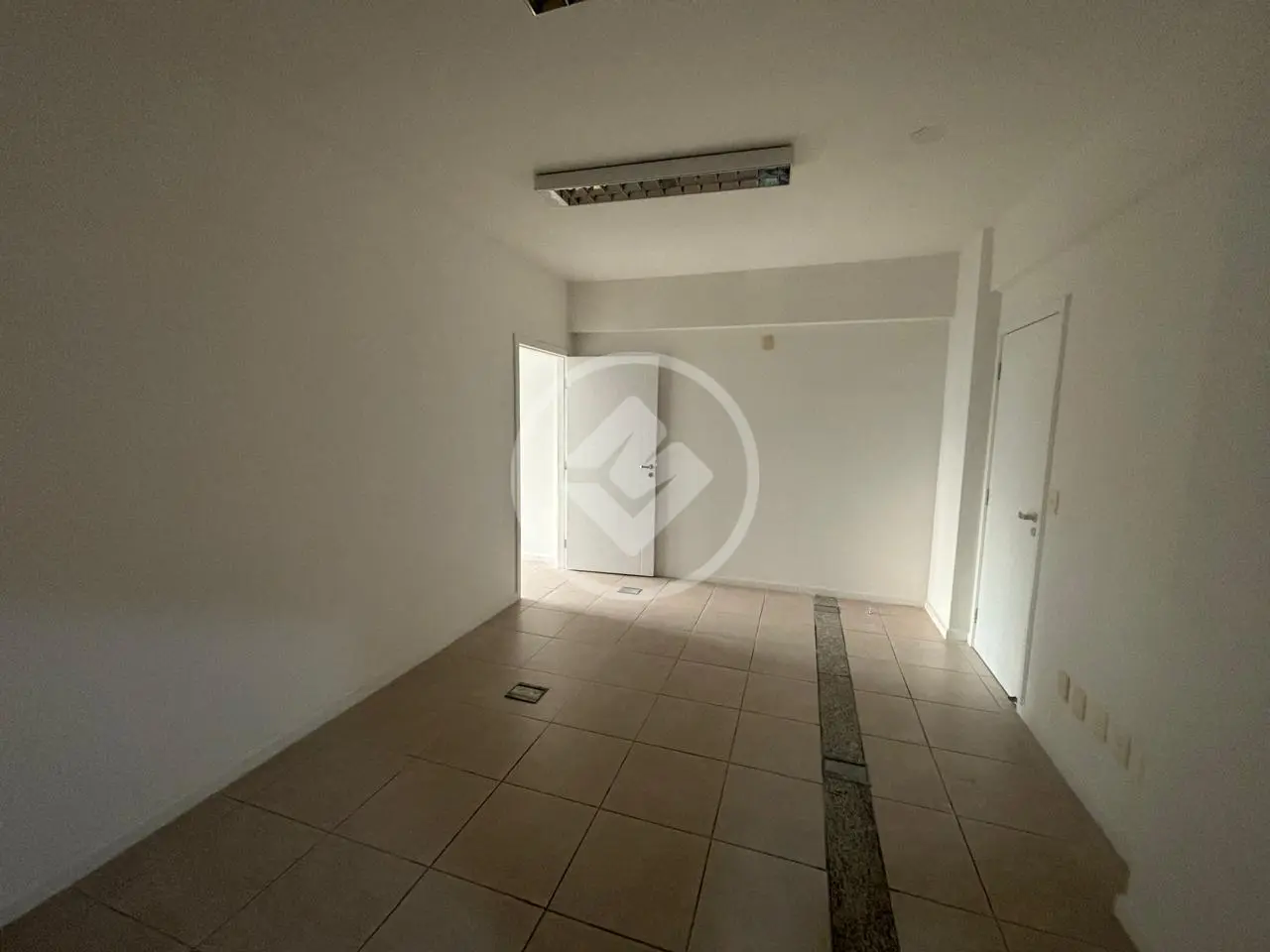 Sala comercial de 235 m² na Avenida Mauro Ramos, foto 9 de 15