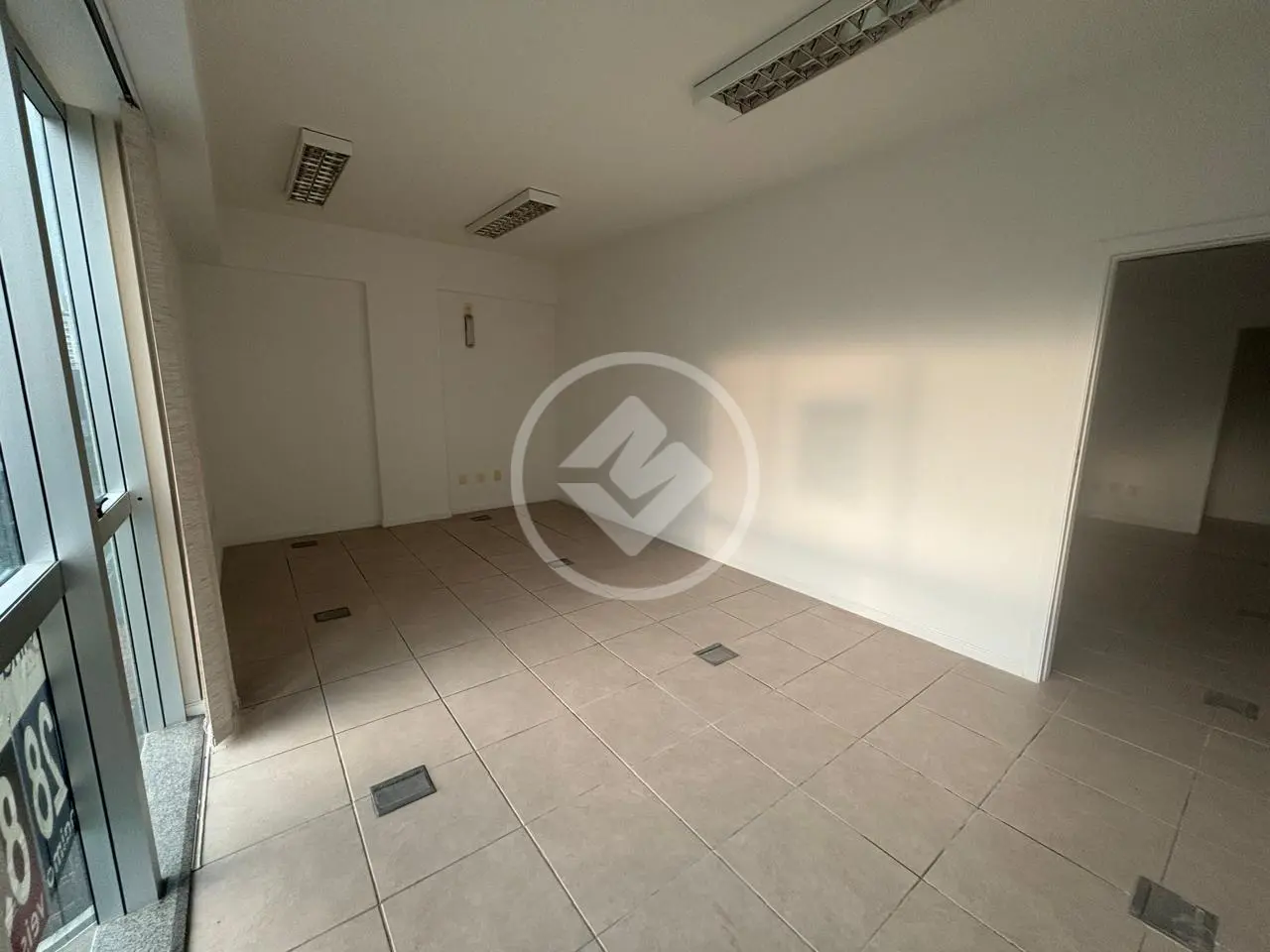Sala comercial de 235 m² na Avenida Mauro Ramos, foto 11 de 15