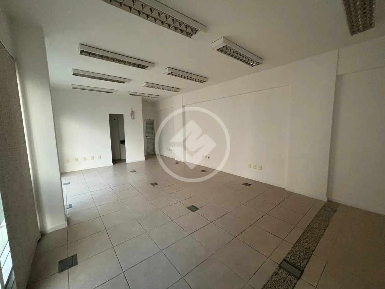 Sala comercial de 235 m² na Avenida Mauro Ramos, foto 3 de 15