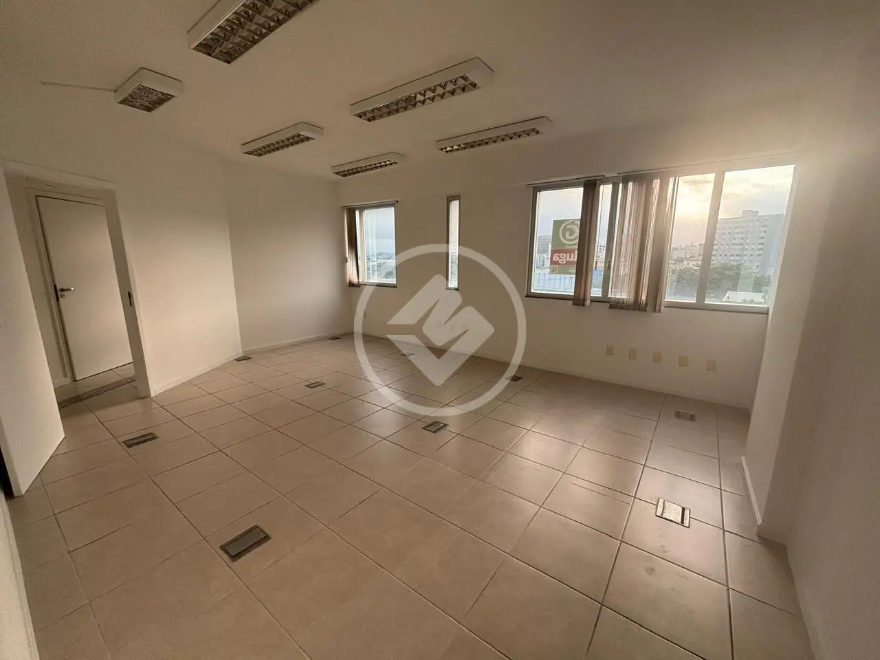Sala comercial de 235 m² na Avenida Mauro Ramos, foto 2 de 15