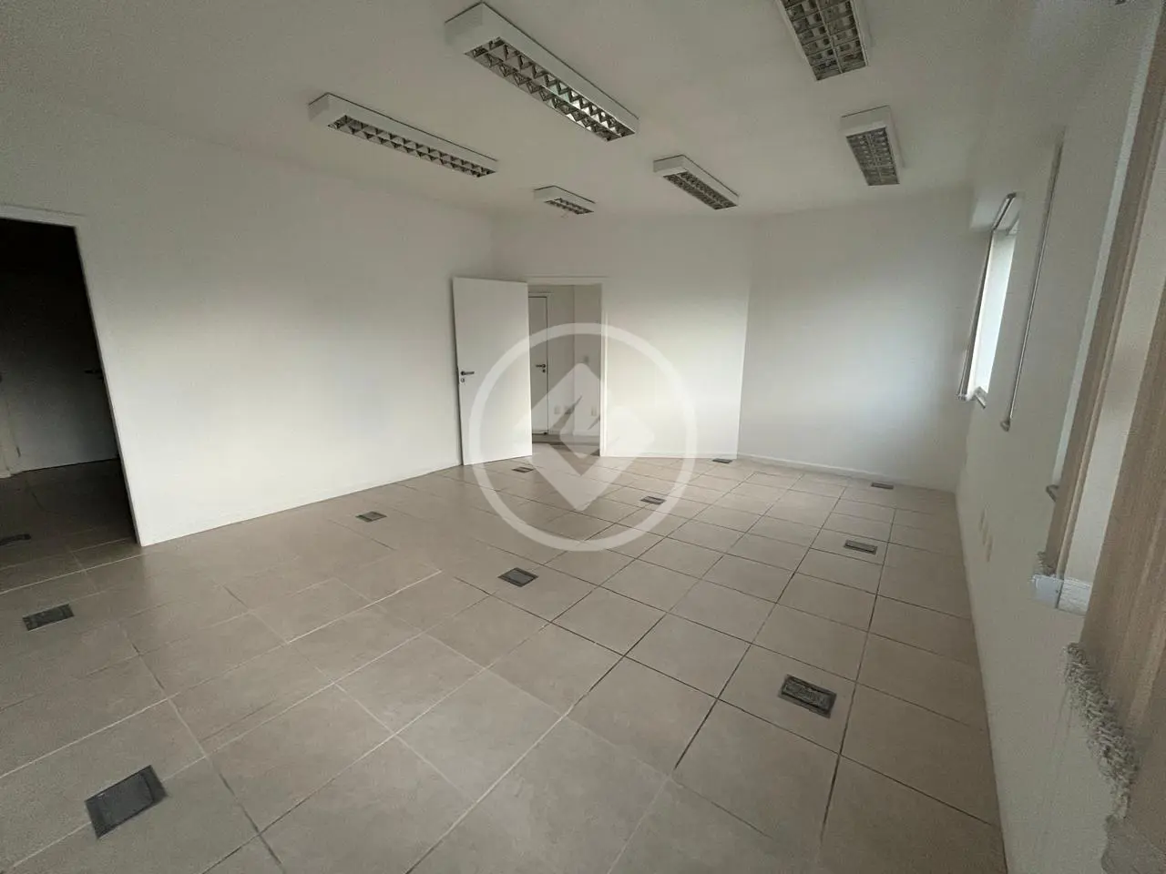 Sala comercial de 235 m² na Avenida Mauro Ramos, foto 7 de 15