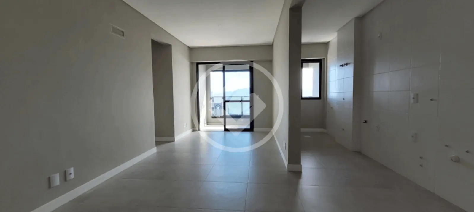 Apartamento com 2 quartos na Rua Felipe Schmidt, foto 9 de 31