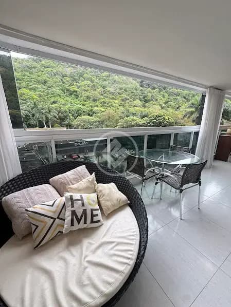 Varanda com vista para o Morro do Moreno