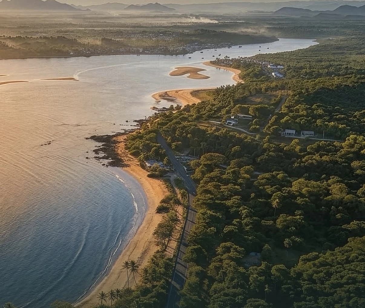 Paisagem do litoral do município de Aracruz, com vegetação, rio e mar